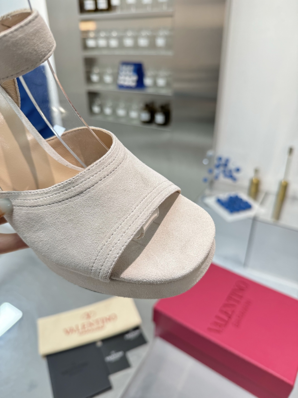 “2025SS Valentino/Warren New Metal Logo Sandals: High-end Design, Imported Materials, Precise Arc Line, Original Packaging” - 图片 3