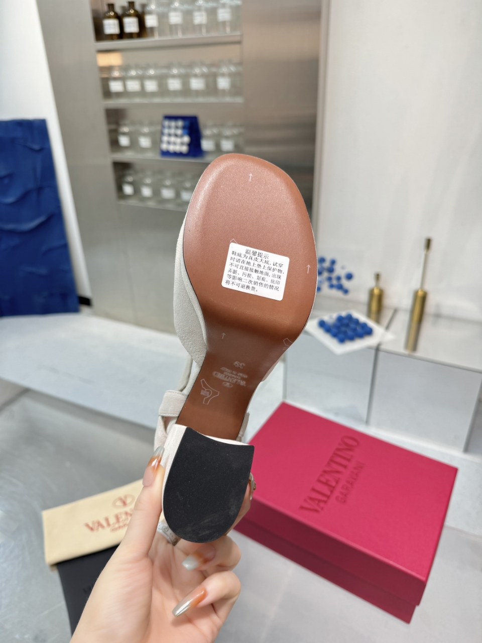 “2025SS Valentino/Warren New Metal Logo Sandals: High-end Design, Imported Materials, Precise Arc Line, Original Packaging” - 图片 4