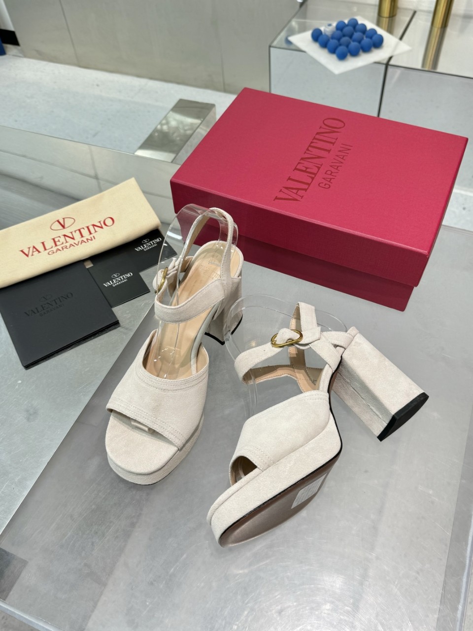 “2025SS Valentino/Warren New Metal Logo Sandals: High-end Design, Imported Materials, Precise Arc Line, Original Packaging” - 图片 2