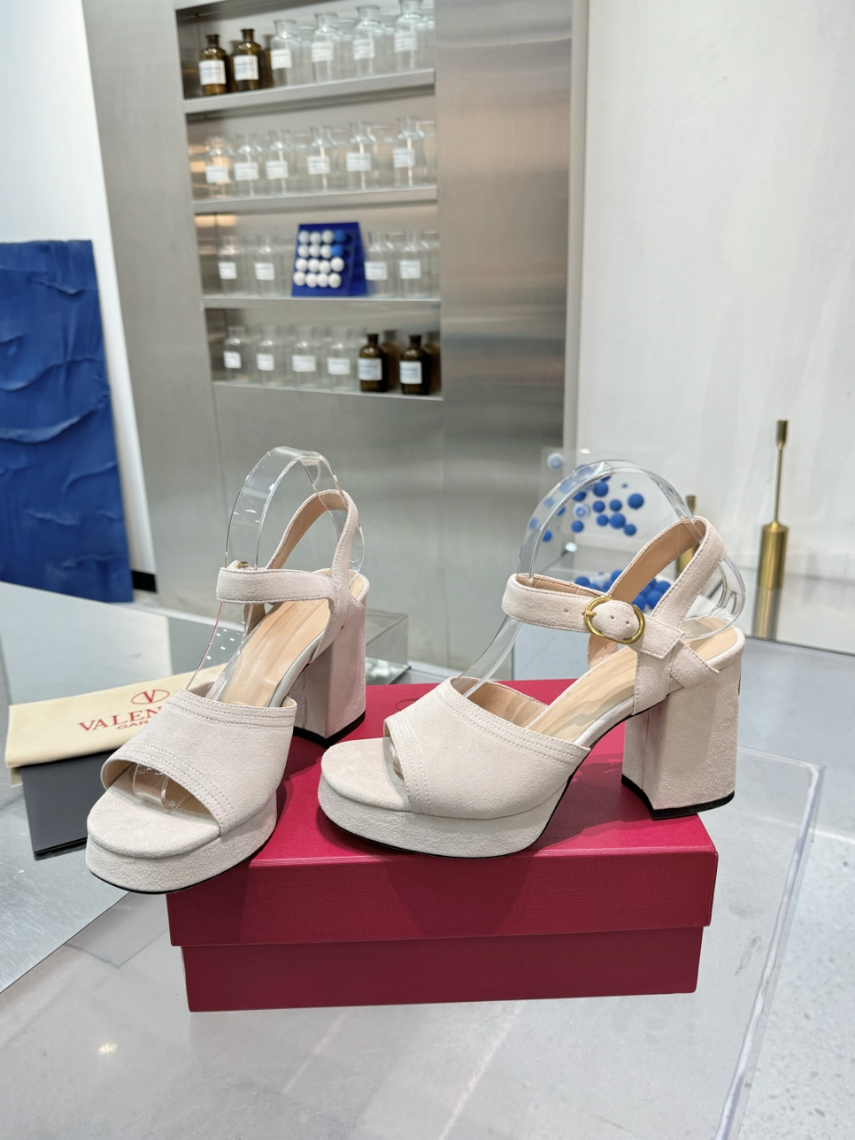 “2025SS Valentino/Warren New Metal Logo Sandals: High-end Design, Imported Materials, Precise Arc Line, Original Packaging” - 图片 8
