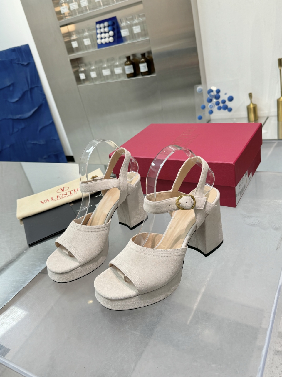 “2025SS Valentino/Warren New Metal Logo Sandals: High-end Design, Imported Materials, Precise Arc Line, Original Packaging” - 图片 9