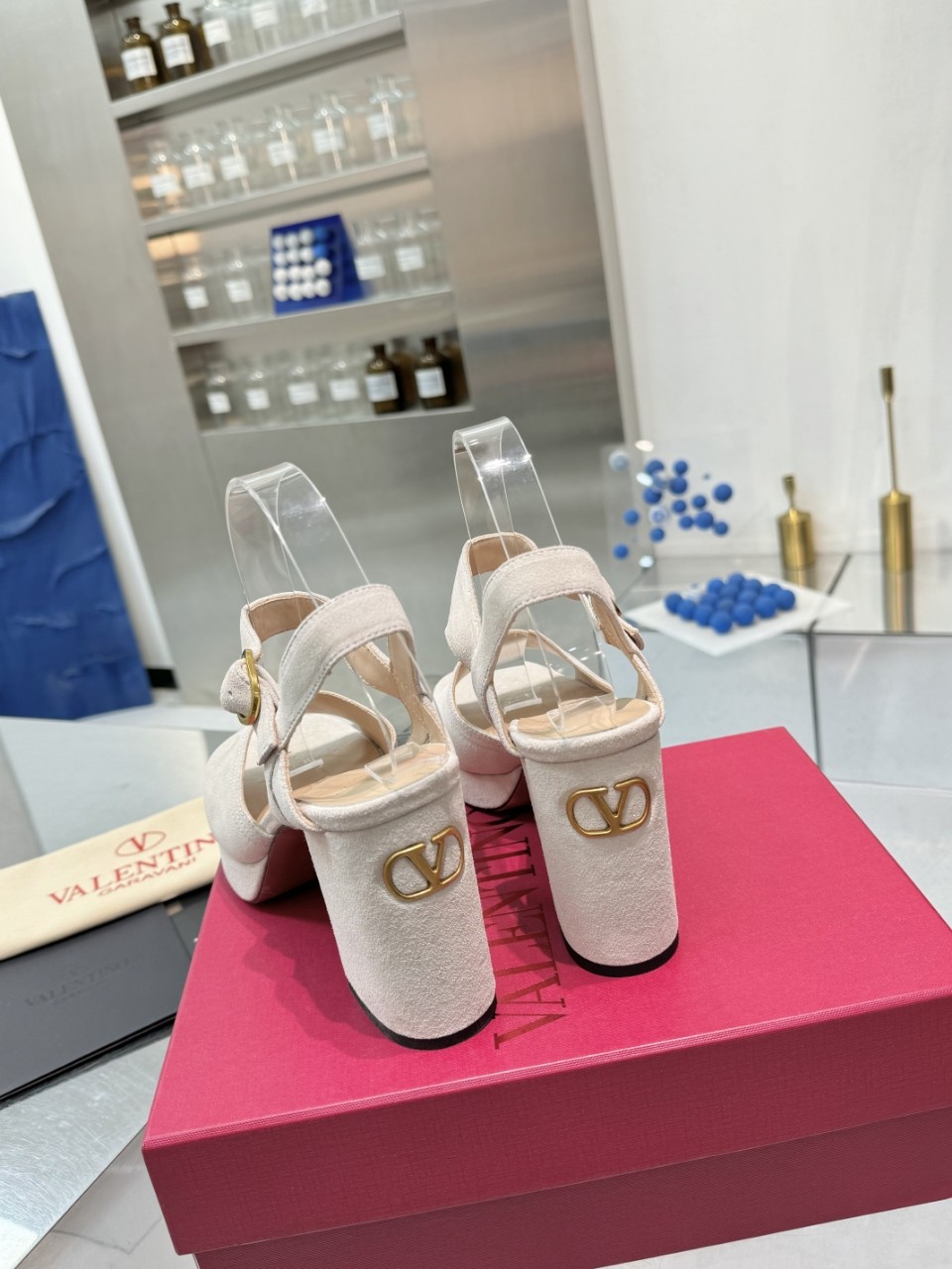“2025SS Valentino/Warren New Metal Logo Sandals: High-end Design, Imported Materials, Precise Arc Line, Original Packaging” - 图片 6