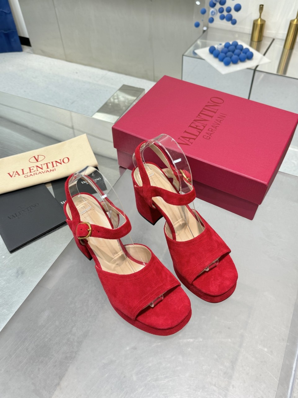 High-End 2025SS Valentino/Warren Metal Logo Sandals: Original Design and Premium Quality