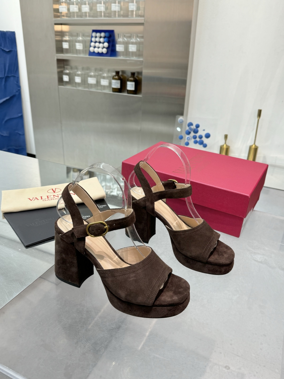 “High-End 2025SS Metal Logo Sandals: Original Design and Premium Materials for Fashionable Clients” - 图片 1