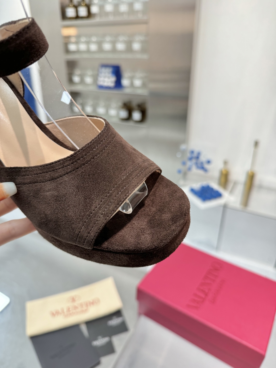 “High-End 2025SS Metal Logo Sandals: Original Design and Premium Materials for Fashionable Clients” - 图片 3