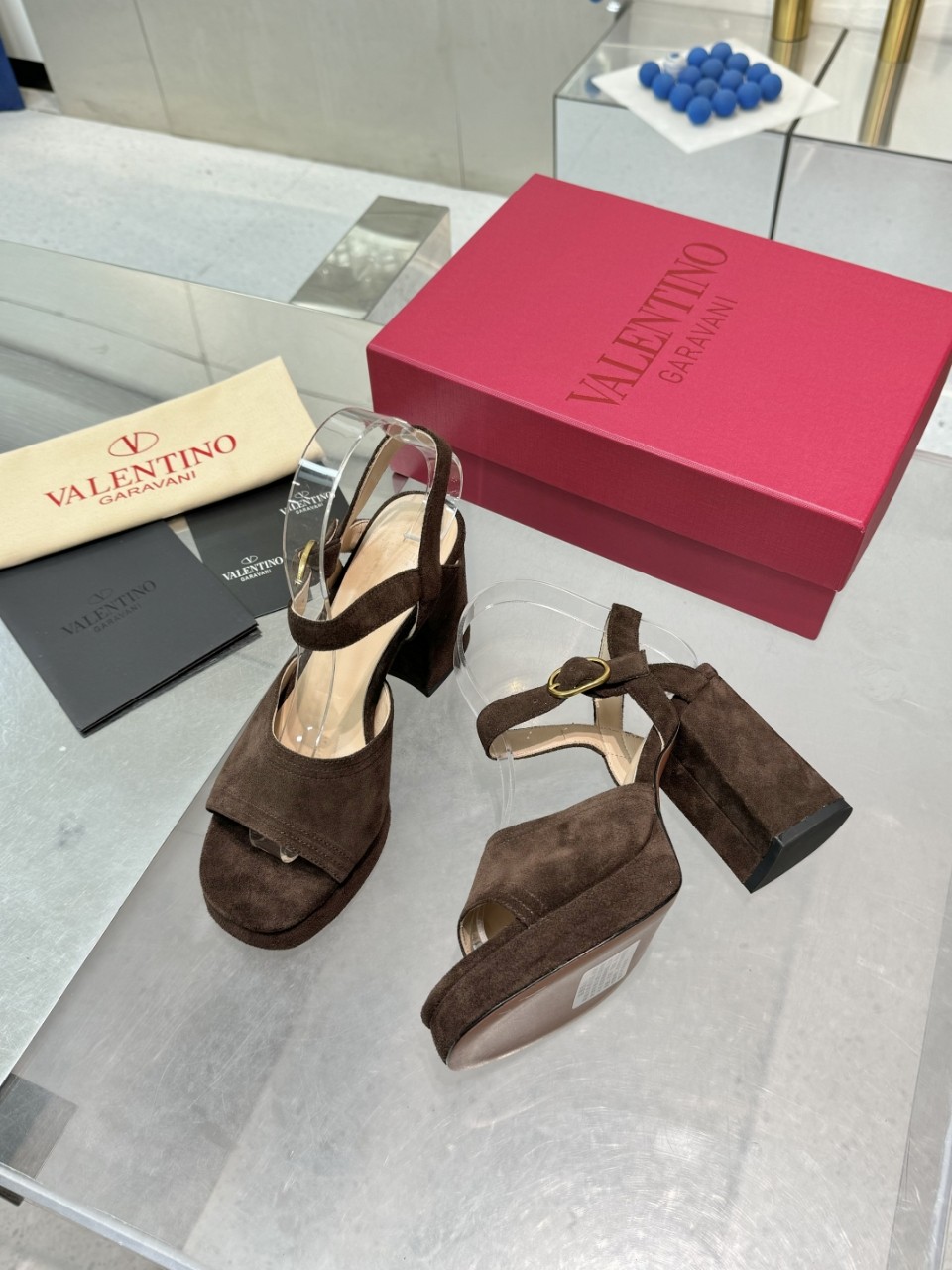 “High-End 2025SS Metal Logo Sandals: Original Design and Premium Materials for Fashionable Clients” - 图片 2
