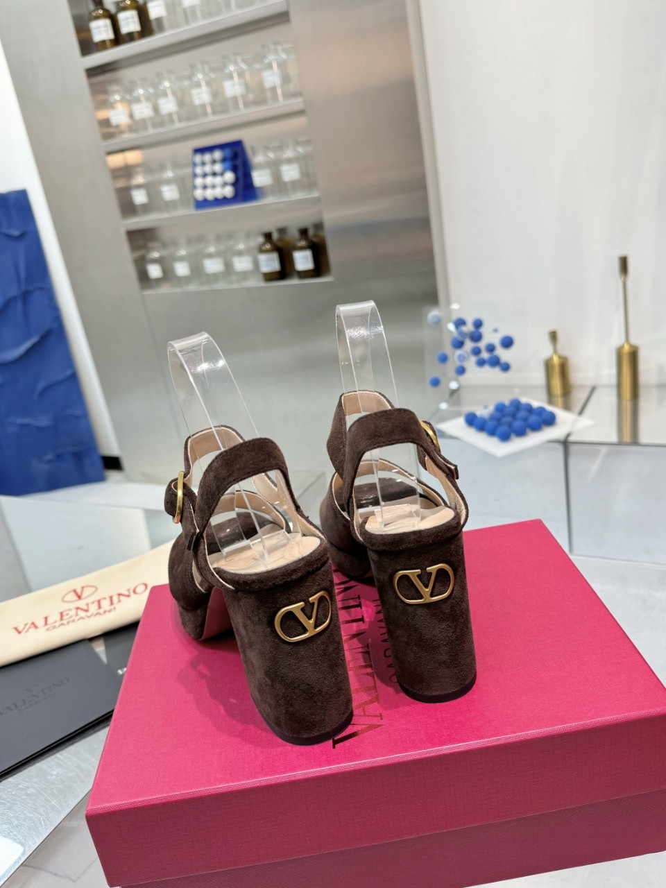 “High-End 2025SS Metal Logo Sandals: Original Design and Premium Materials for Fashionable Clients” - 图片 6