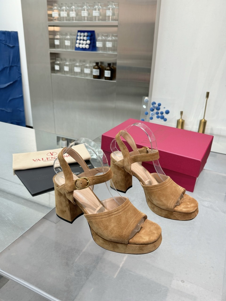 “2025SS Valentino/Warren New Show Metal Logo Sandals: High-End Design, Original Materials, Premium Quality” - 图片 2