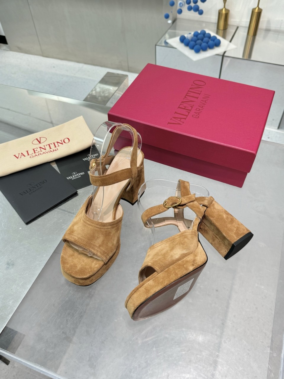 “2025SS Valentino/Warren New Show Metal Logo Sandals: High-End Design, Original Materials, Premium Quality” - 图片 4