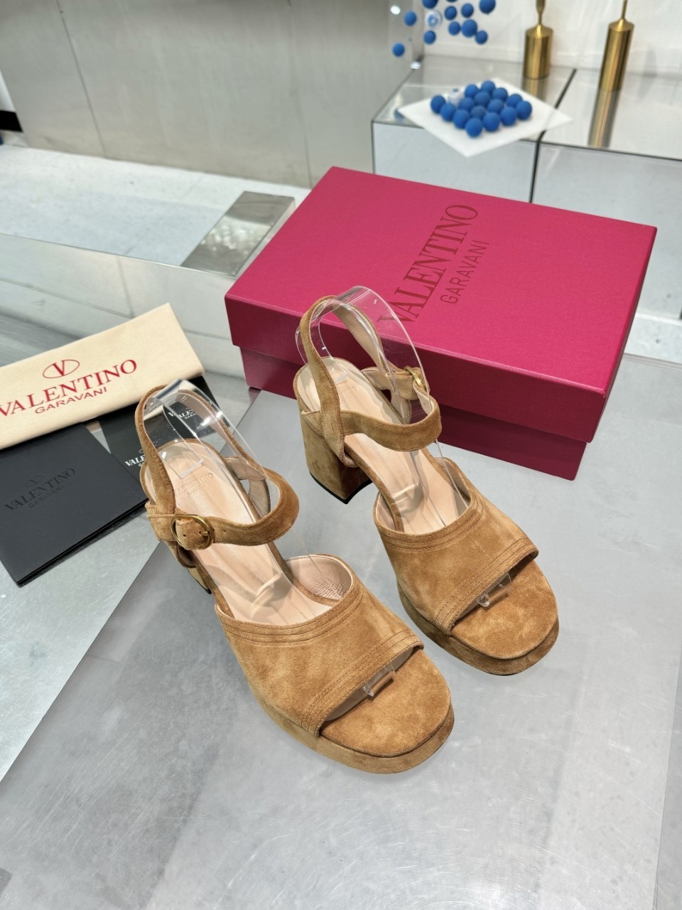 “2025SS Valentino/Warren New Show Metal Logo Sandals: High-End Design, Original Materials, Premium Quality” - 图片 3