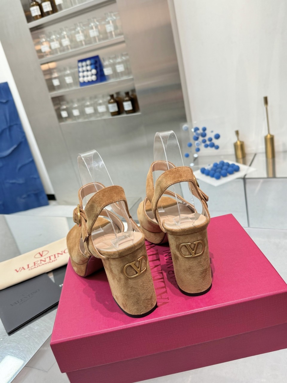 “2025SS Valentino/Warren New Show Metal Logo Sandals: High-End Design, Original Materials, Premium Quality”