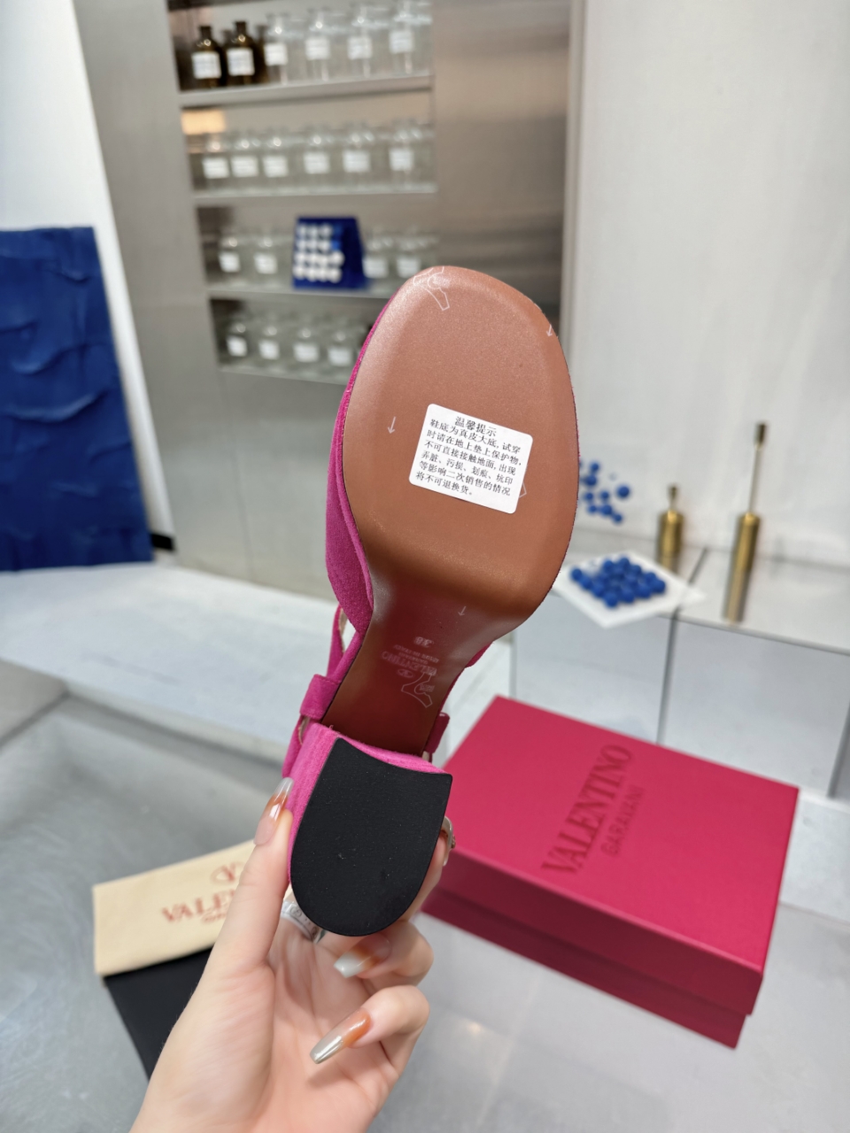 “2025SS Valentino/Warren New Metal Logo Sandals: High-End Imported Leather Shoes with Precise Design and Original Packaging” - 图片 2
