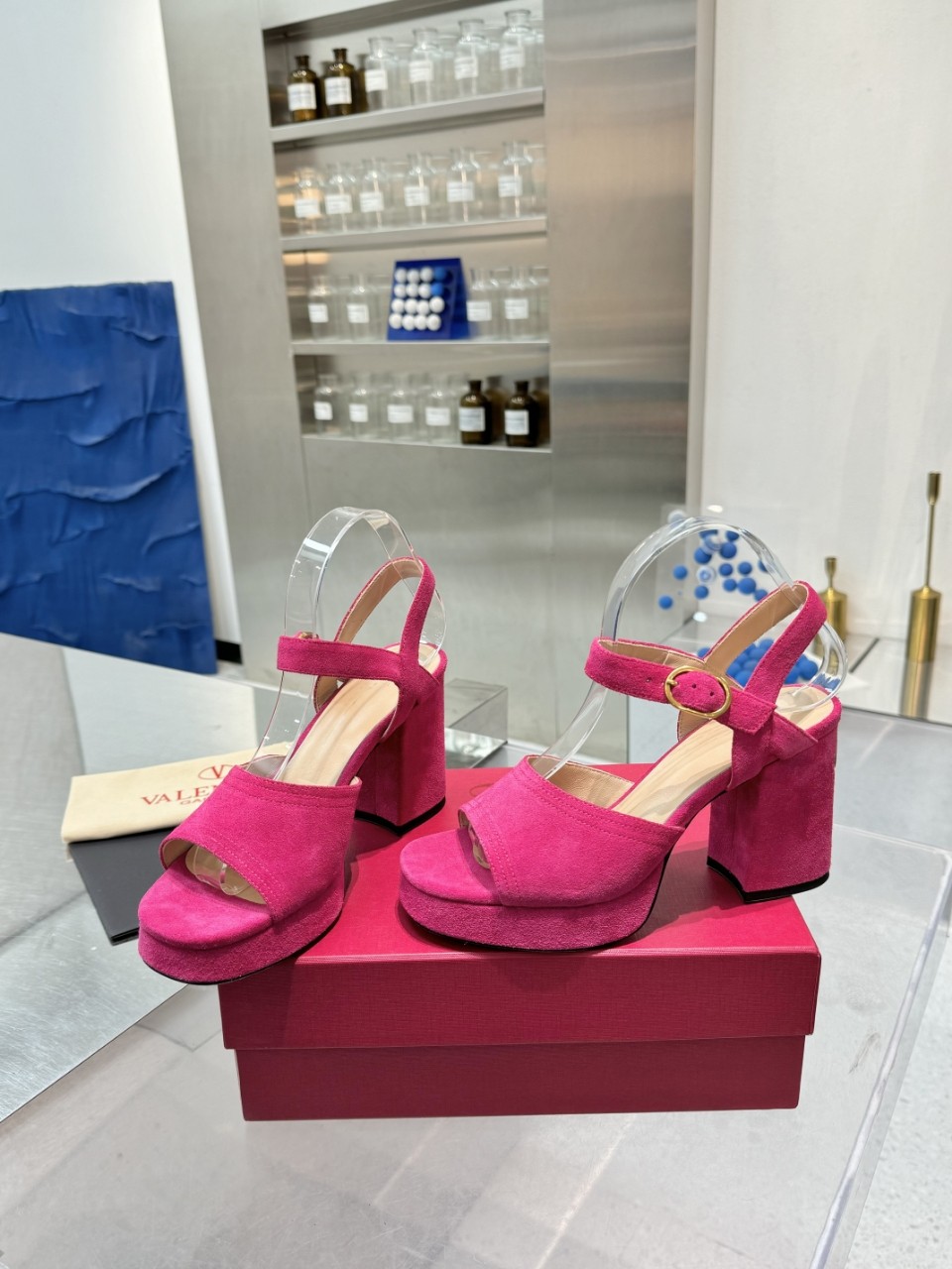 “2025SS Valentino/Warren New Metal Logo Sandals: High-End Imported Leather Shoes with Precise Design and Original Packaging” - 图片 5