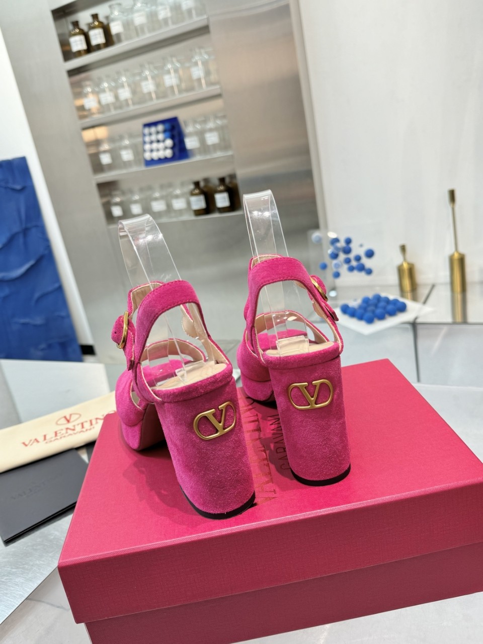 “2025SS Valentino/Warren New Metal Logo Sandals: High-End Imported Leather Shoes with Precise Design and Original Packaging” - 图片 4