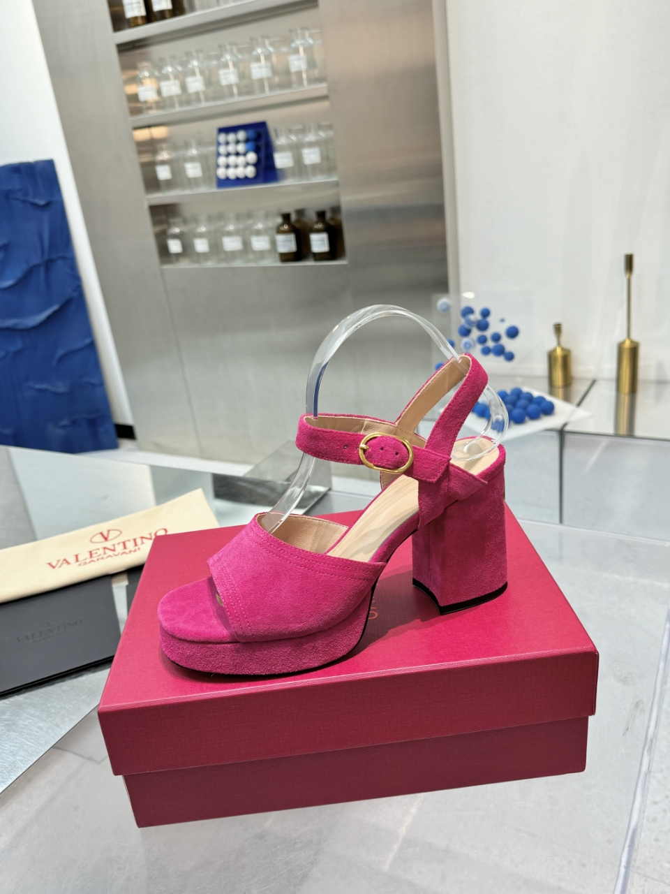 “2025SS Valentino/Warren New Metal Logo Sandals: High-End Imported Leather Shoes with Precise Design and Original Packaging” - 图片 6