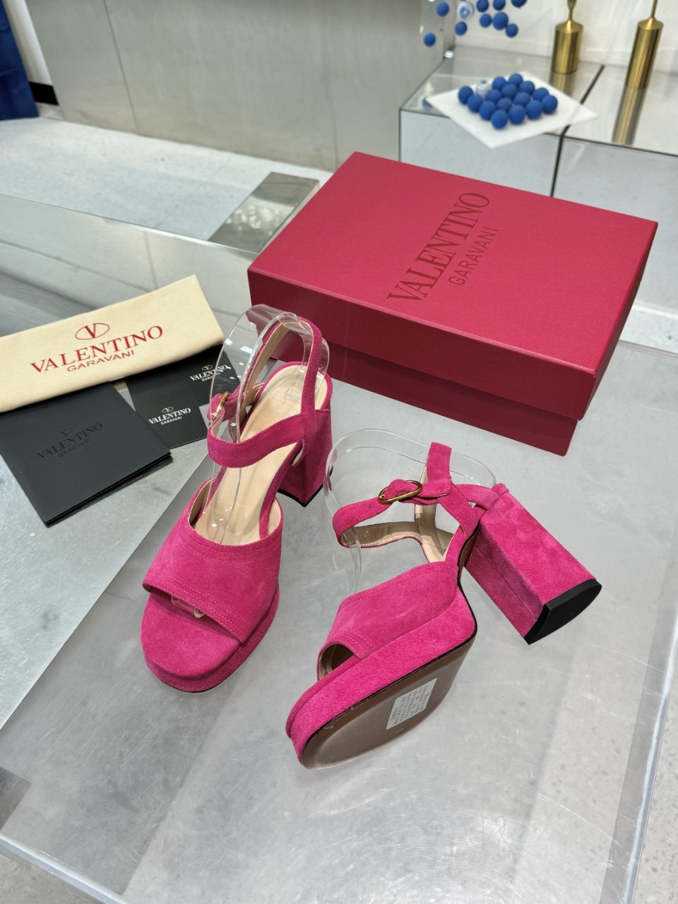 “2025SS Valentino/Warren New Metal Logo Sandals: High-End Imported Leather Shoes with Precise Design and Original Packaging” - 图片 8