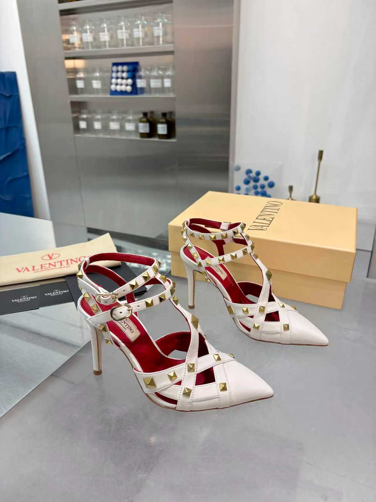 NO:757602,2026 spring and summer new style, it is not too beautiful and sexy, but also has the cuteness of a girl. The classic studs will never go out of style, the original version is made, you deserve it. The fabric is imported sheepskin, the lining is imported sheepskin, the outsole is Italian genuine leather, the size is 35-40 (34, 41, 42 are customized and non-returnable). Heel height 9.5cm, high heels sandals, sandals, high heels, sheepskin198609092026春夏新款,简直不要太好看性感的同时又带有少女的小可爱 经典的钉钉永不过时,原版打造,你值得拥有 面料进口羊皮 内里进口羊皮里 大底意大利真皮底 码数35-40（34、41、42定做不退换） 跟高9.5cm,高跟鞋凉鞋,sandals,high heels,sheepskin,Women's Shoes