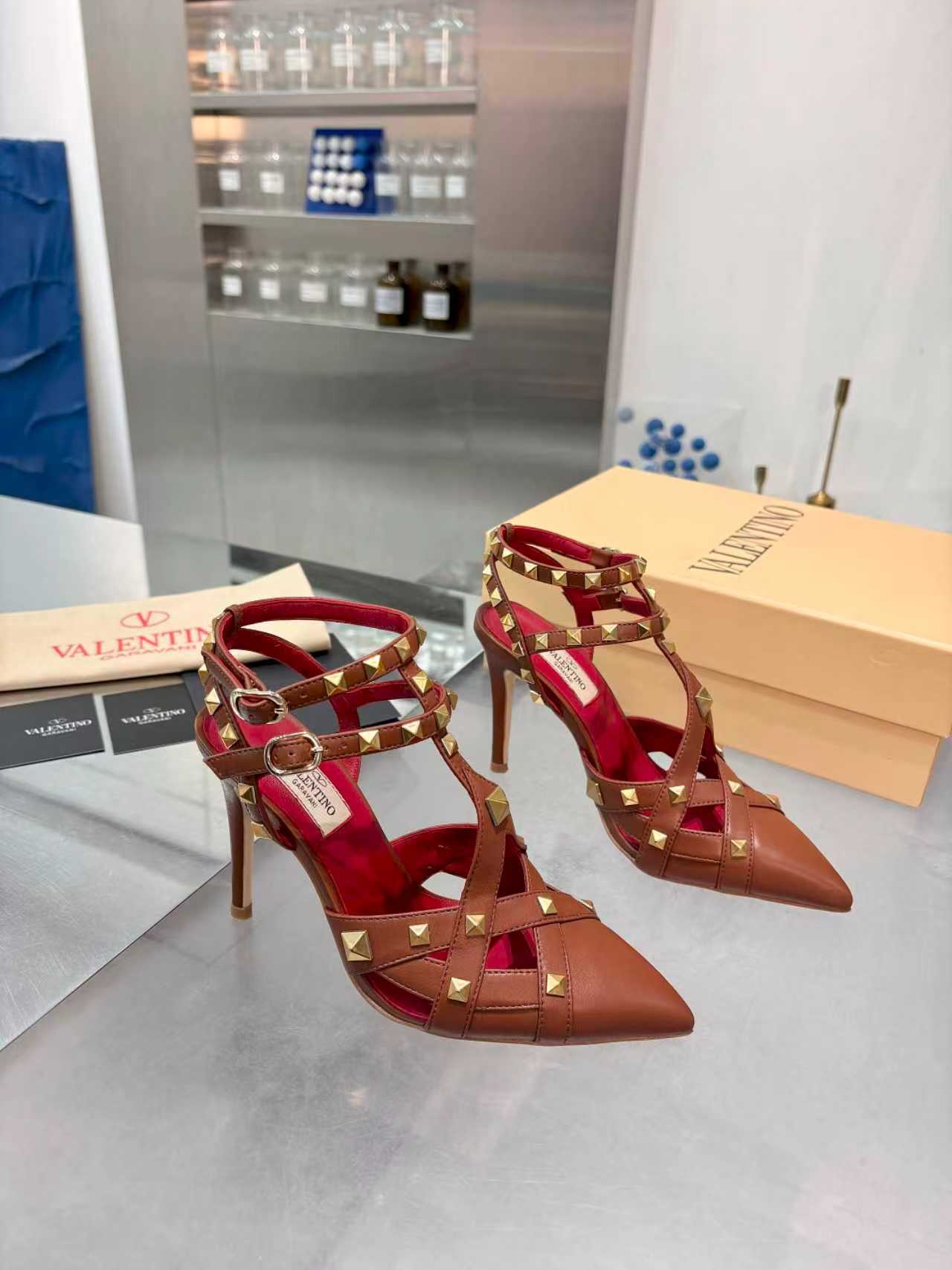 NO:757620,2026 spring and summer new style, it is not too beautiful and sexy, but also has the cuteness of a girl. The classic studs will never go out of style, the original version is made, you deserve it. The fabric is imported sheepskin, the lining is imported sheepskin, the outsole is Italian genuine leather, the size is 35-40 (34, 41, 42 are customized and non-returnable). Heel height 9.5cm, high heels sandals, sandals, high heels, sheepskin198609092026春夏新款,简直不要太好看性感的同时又带有少女的小可爱 经典的钉钉永不过时,原版打造,你值得拥有 面料进口羊皮 内里进口羊皮里 大底意大利真皮底 码数35-40（34、41、42定做不退换） 跟高9.5cm,高跟鞋凉鞋,sandals,high heels,sheepskin,Women's Shoes