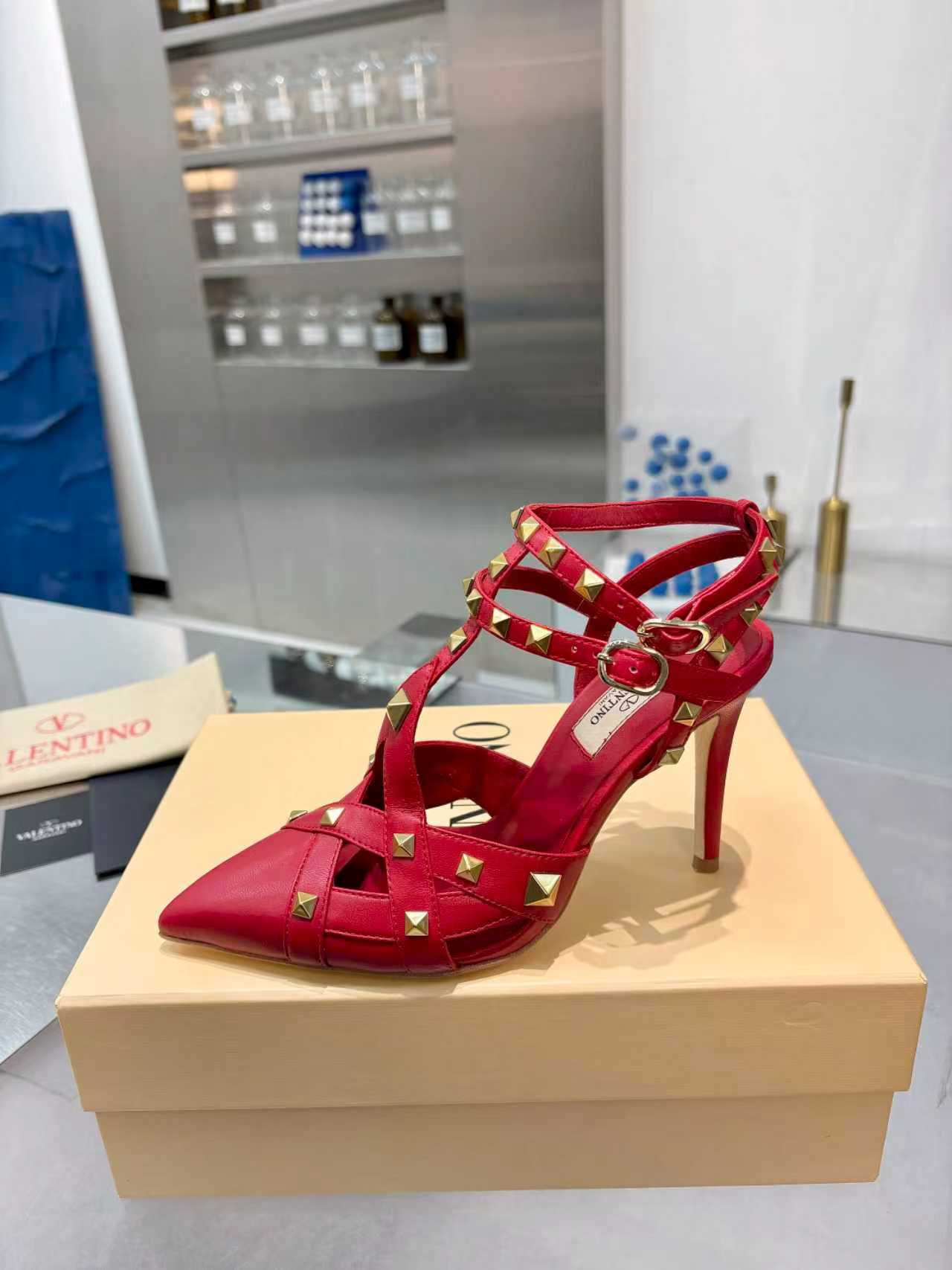 NO:757628,2026 spring and summer new style, it is not too beautiful and sexy, but also has the cuteness of a girl. The classic studs will never go out of style, the original version is made, you deserve it. The fabric is imported sheepskin, the lining is imported sheepskin, the outsole is Italian genuine leather, the size is 35-40 (34, 41, 42 are customized and non-returnable). Heel height 9.5cm, high heels sandals, sandals, high heels, sheepskin198609092026春夏新款,简直不要太好看性感的同时又带有少女的小可爱 经典的钉钉永不过时,原版打造,你值得拥有 面料进口羊皮 内里进口羊皮里 大底意大利真皮底 码数35-40（34、41、42定做不退换） 跟高9.5cm,高跟鞋凉鞋,sandals,high heels,sheepskin,Women's Shoes