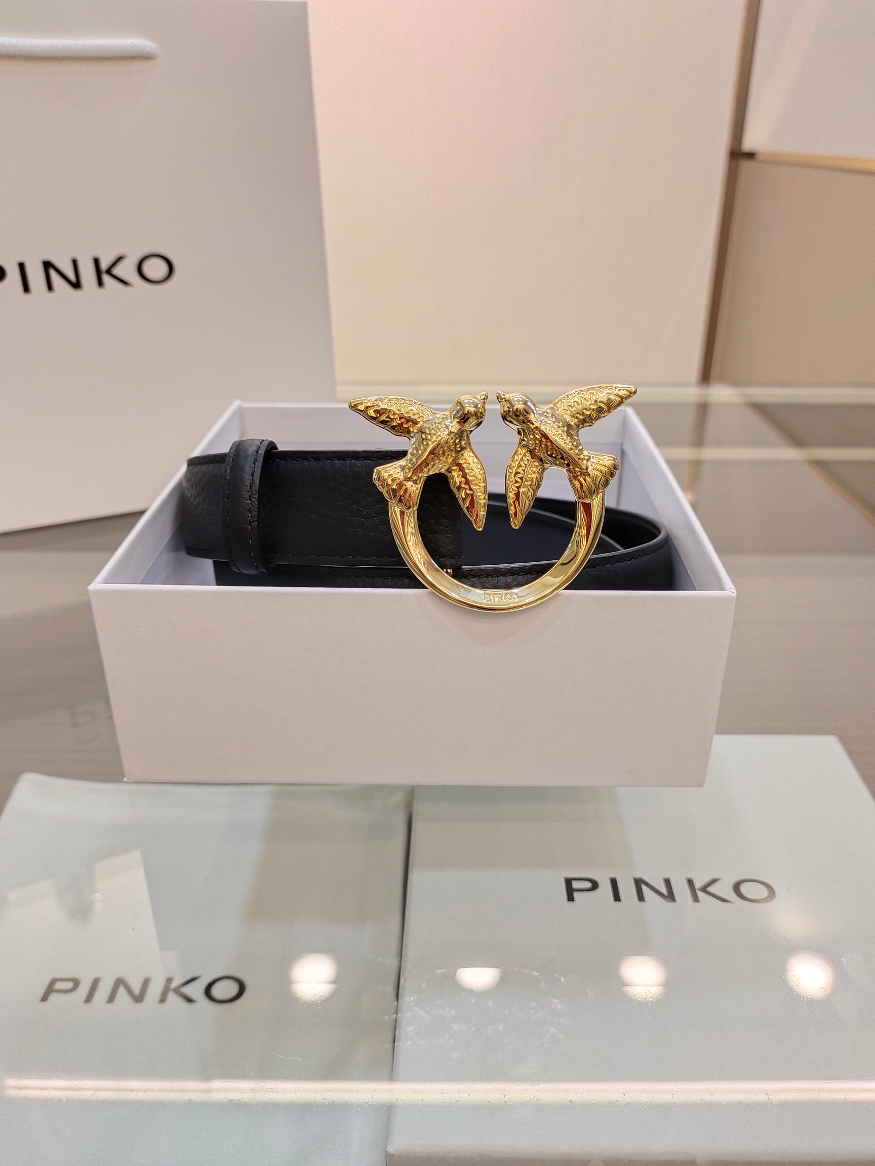 Luxurious Women’s Leather Money with Copper Button: Fashionable and High-Quality Design