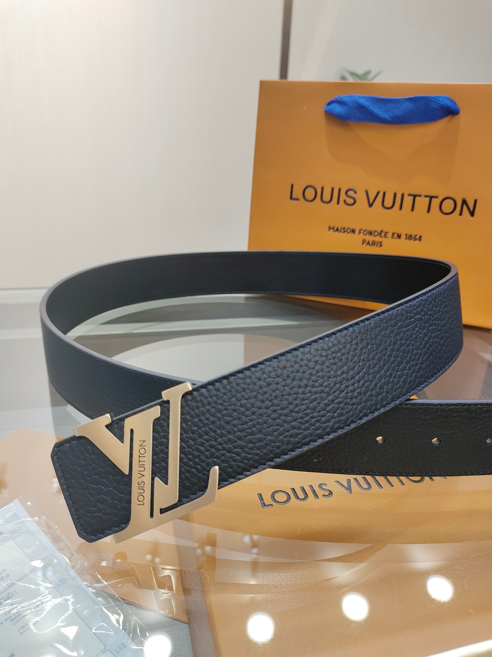  路易威登·LV
全套包装 40mm宽度 正品一体铸造五金钢扣，原厂皮料 双面原厂定制面料，！区别市场货