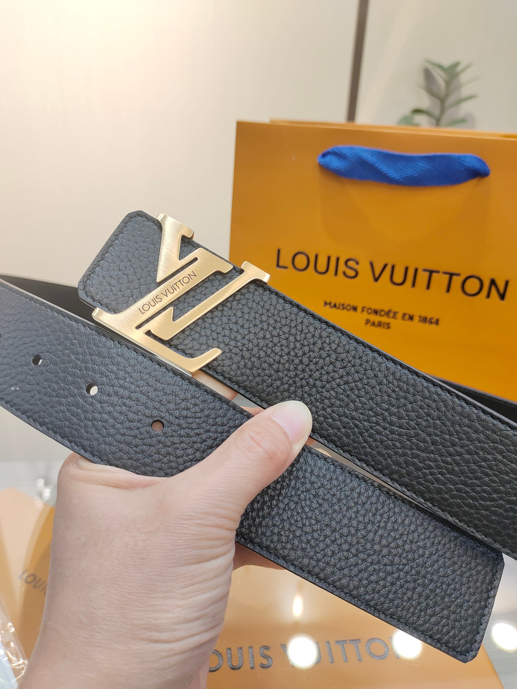  路易威登·LV
全套包装 40mm宽度 正品一体铸造五金钢扣，原厂皮料 双面原厂定制面料，！区别市场货