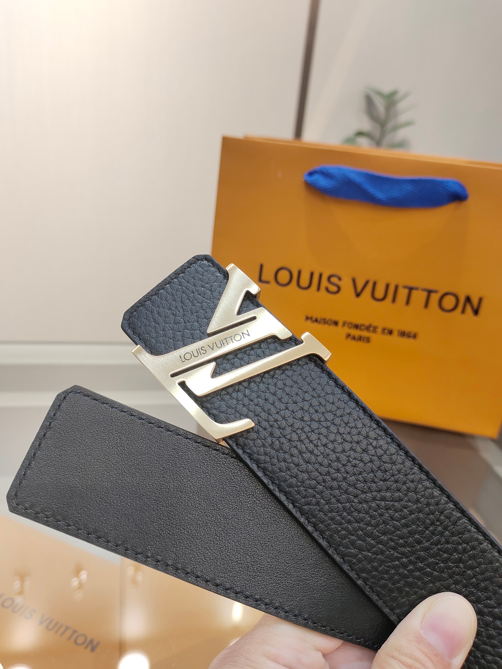  路易威登·LV
全套包装 40mm宽度 正品一体铸造五金钢扣，原厂皮料 双面原厂定制面料，！区别市场货