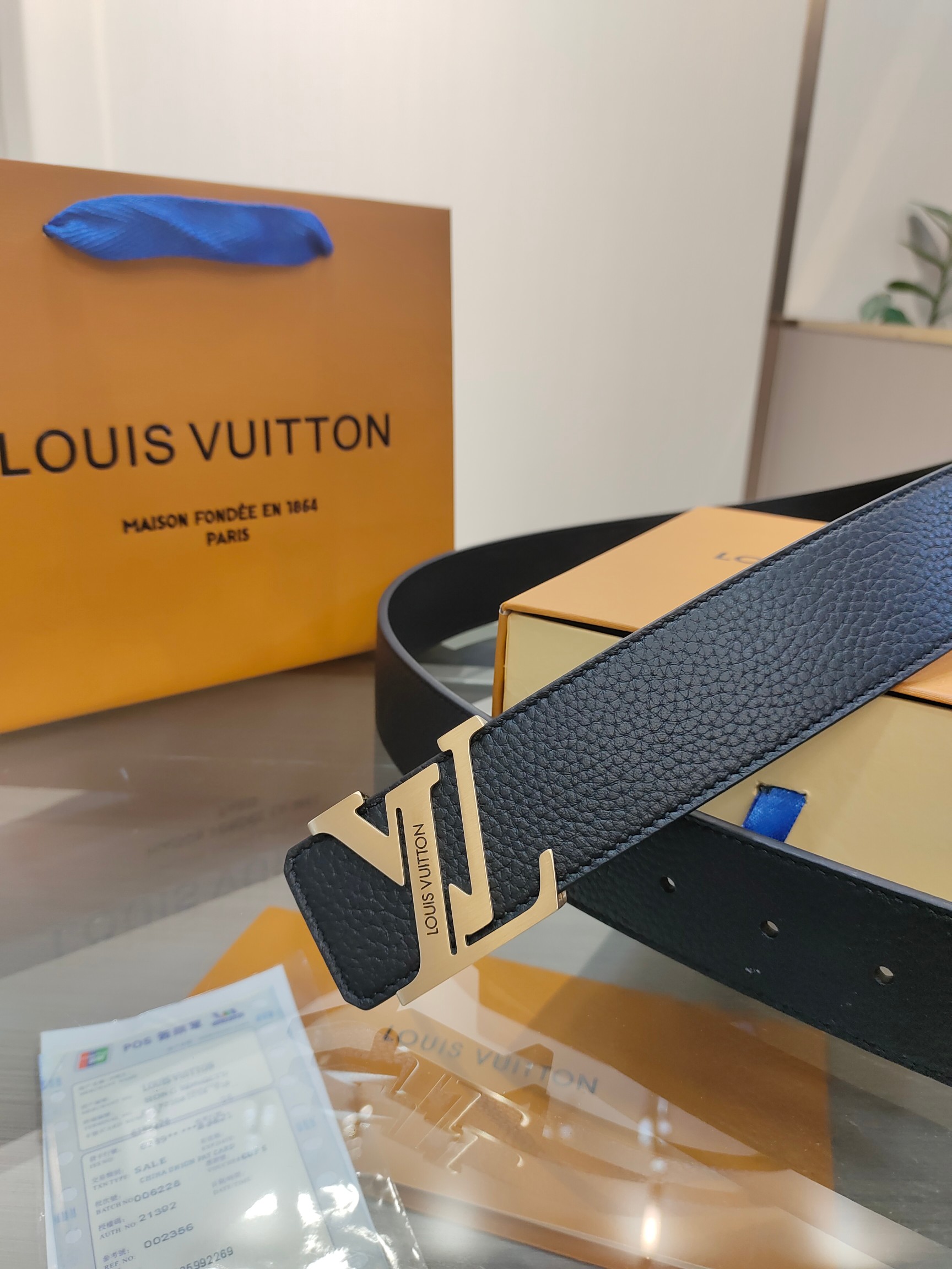 路易威登·LV
全套包装 40mm宽度 正品一体铸造五金钢扣，原厂皮料 双面原厂定制面料，！区别市场货