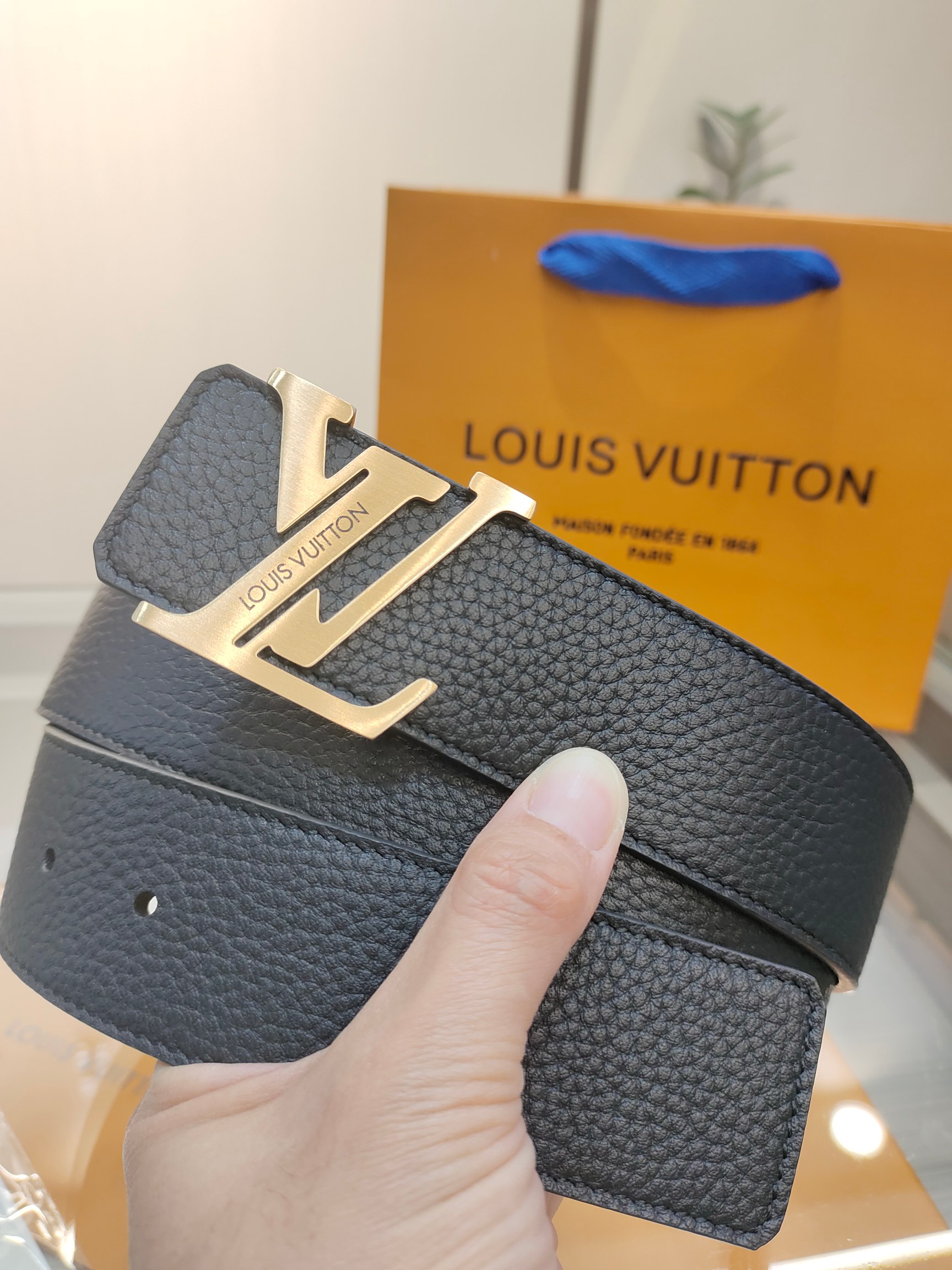  路易威登·LV
全套包装 40mm宽度 正品一体铸造五金钢扣，原厂皮料 双面原厂定制面料，！区别市场货