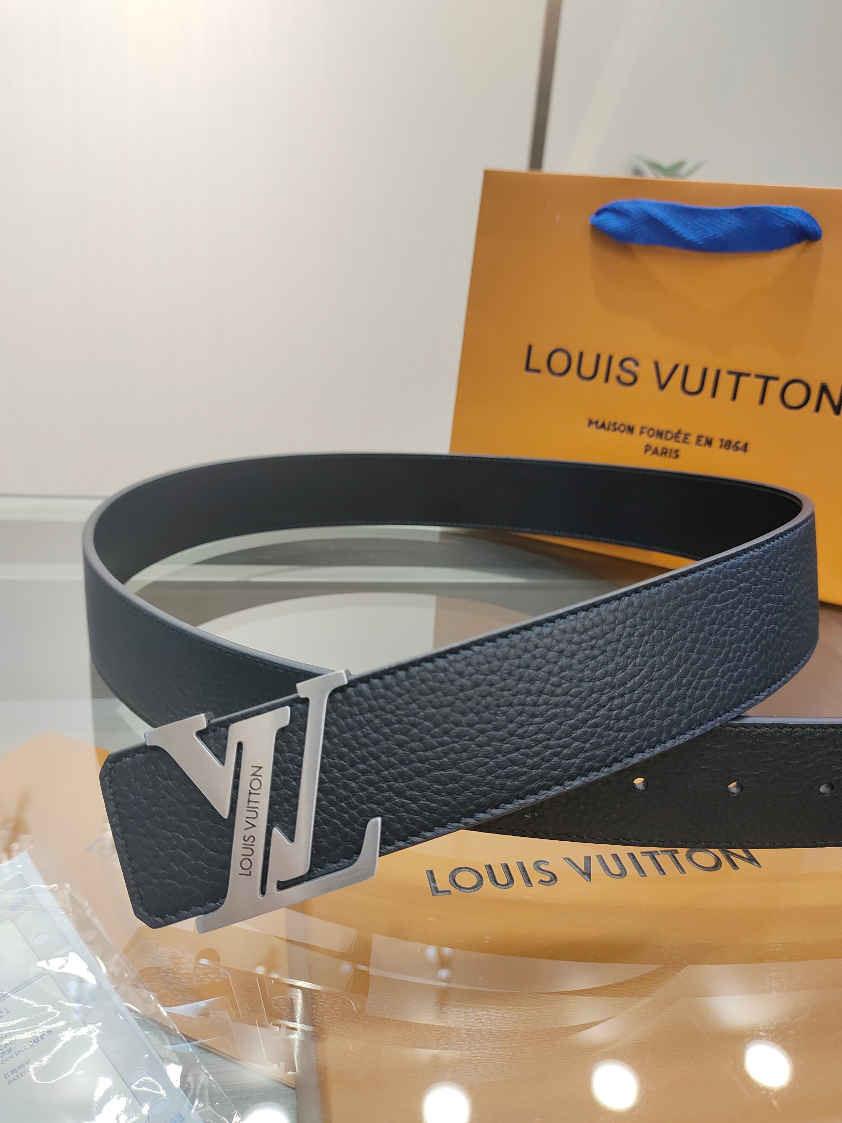  路易威登·LV
全套包装 40mm宽度 正品一体铸造五金钢扣，原厂皮料 双面原厂定制面料，！区别市场货