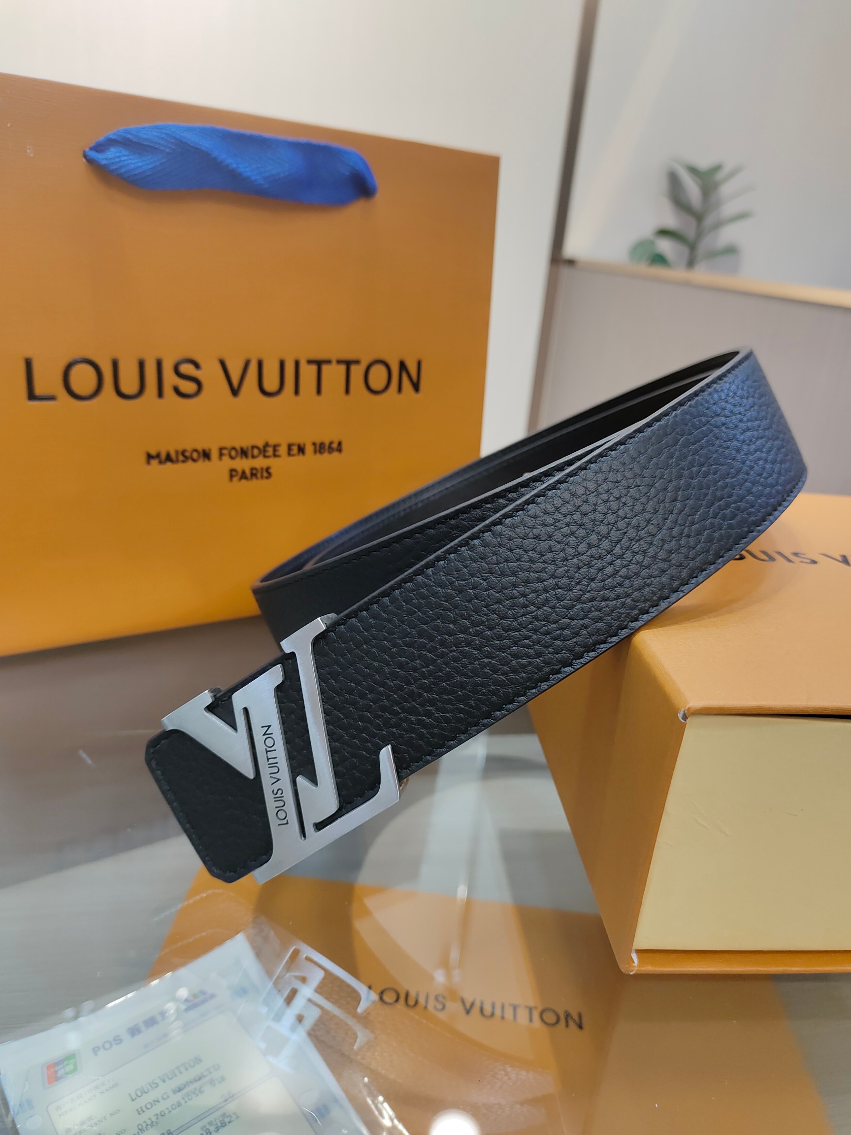  路易威登·LV
全套包装 40mm宽度 正品一体铸造五金钢扣，原厂皮料 双面原厂定制面料，！区别市场货