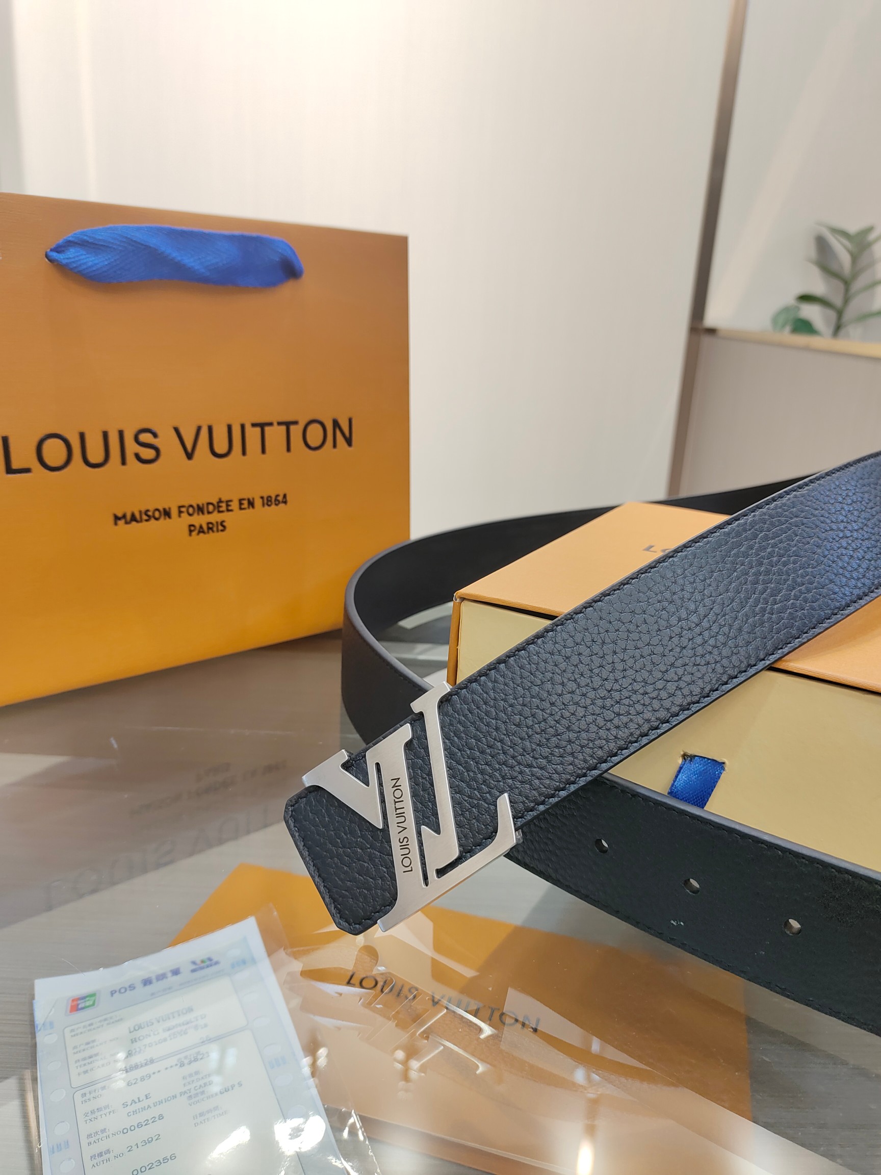  路易威登·LV
全套包装 40mm宽度 正品一体铸造五金钢扣，原厂皮料 双面原厂定制面料，！区别市场货