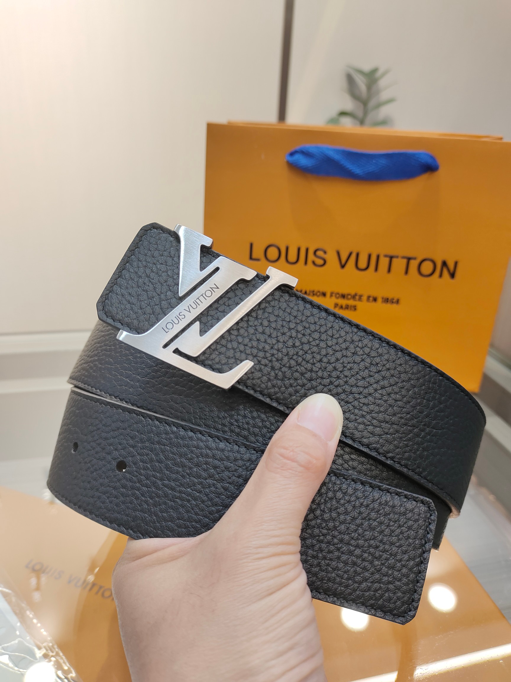  路易威登·LV
全套包装 40mm宽度 正品一体铸造五金钢扣，原厂皮料 双面原厂定制面料，！区别市场货