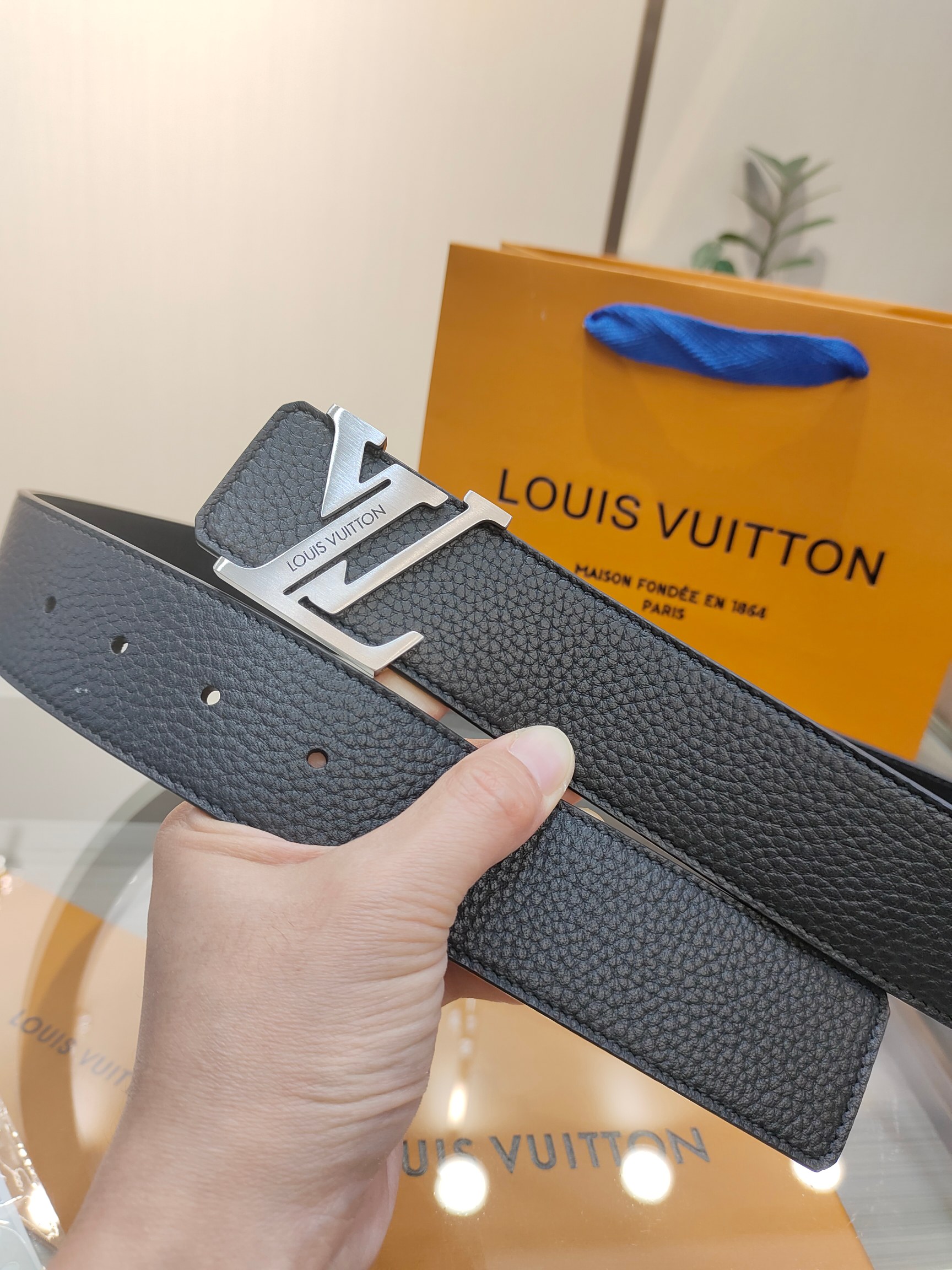  路易威登·LV
全套包装 40mm宽度 正品一体铸造五金钢扣，原厂皮料 双面原厂定制面料，！区别市场货