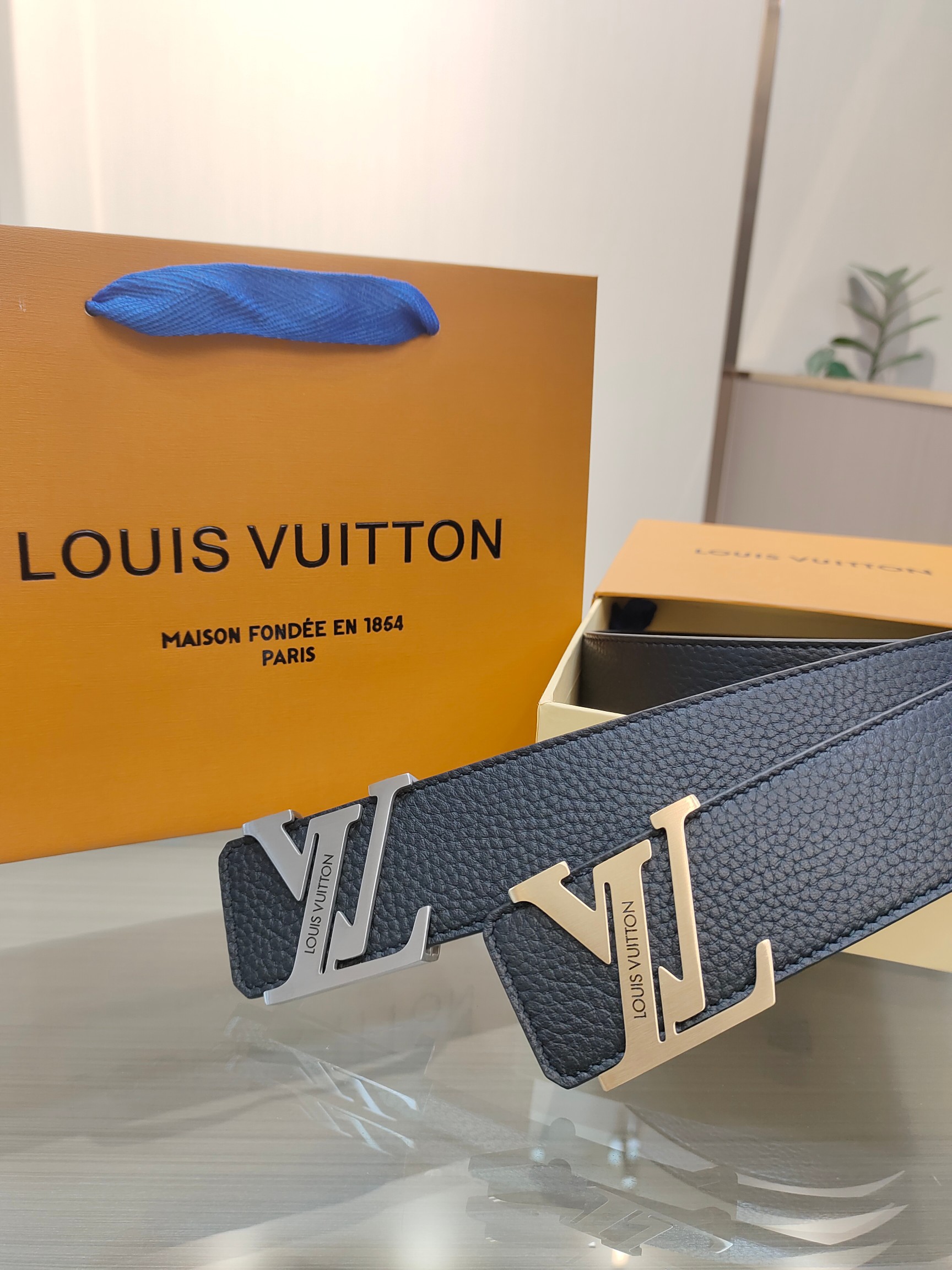  路易威登·LV
全套包装 40mm宽度 正品一体铸造五金钢扣，原厂皮料 双面原厂定制面料，！区别市场货