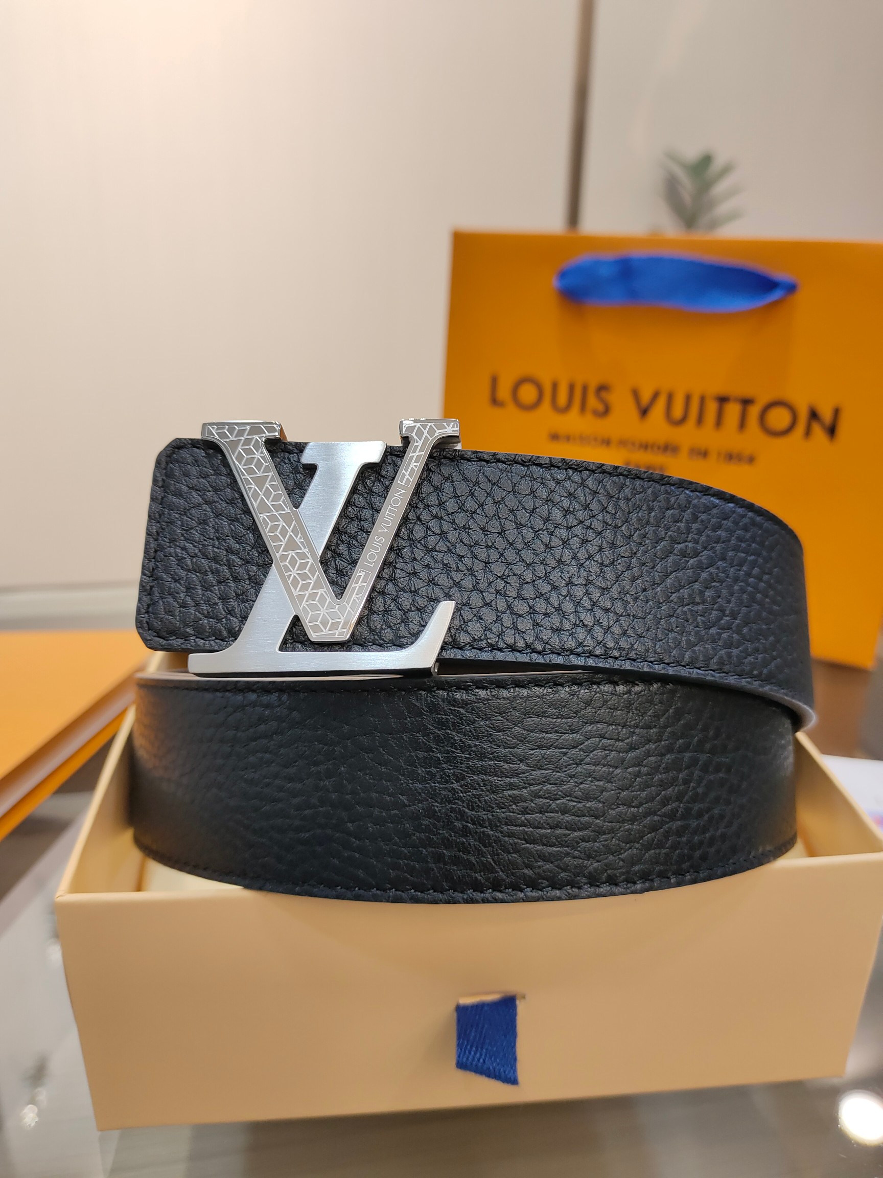  路易威登·LV
全套包装 40mm宽度 正品一体铸造五金钢扣，原厂皮料 双面原厂定制面料，！区别市场货