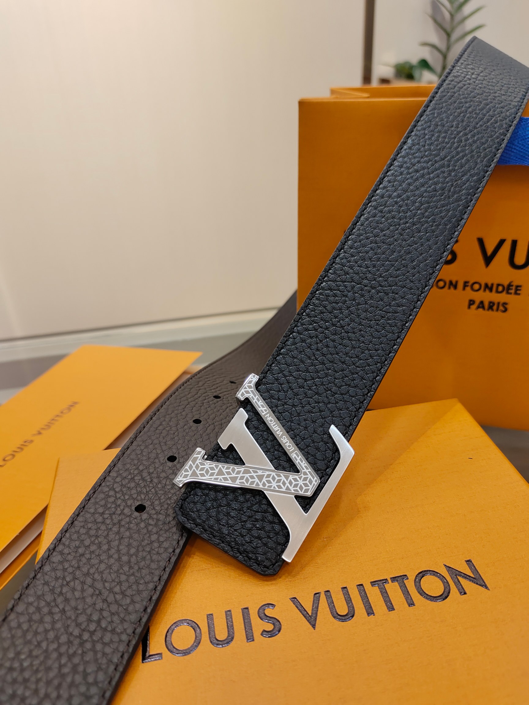  路易威登·LV
全套包装 40mm宽度 正品一体铸造五金钢扣，原厂皮料 双面原厂定制面料，！区别市场货