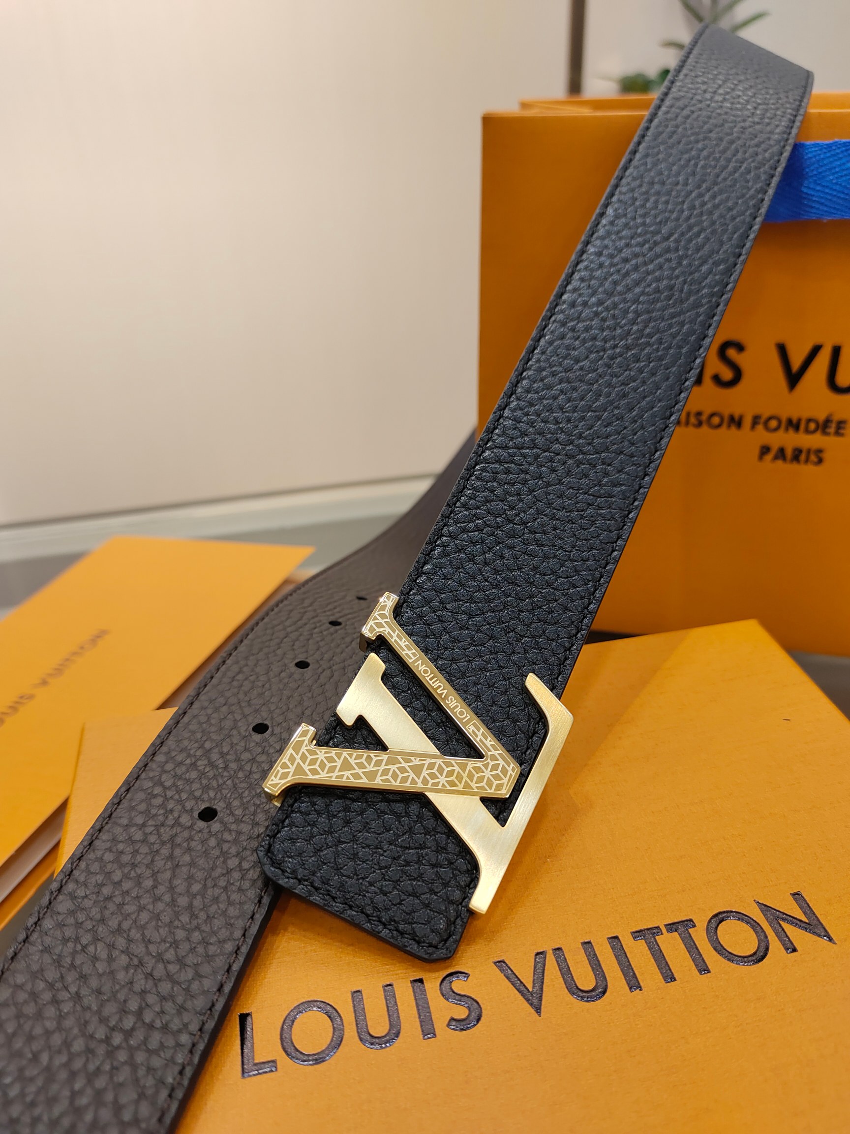  路易威登·LV
全套包装 40mm宽度 正品一体铸造五金钢扣，原厂皮料 双面原厂定制面料，！区别市场货