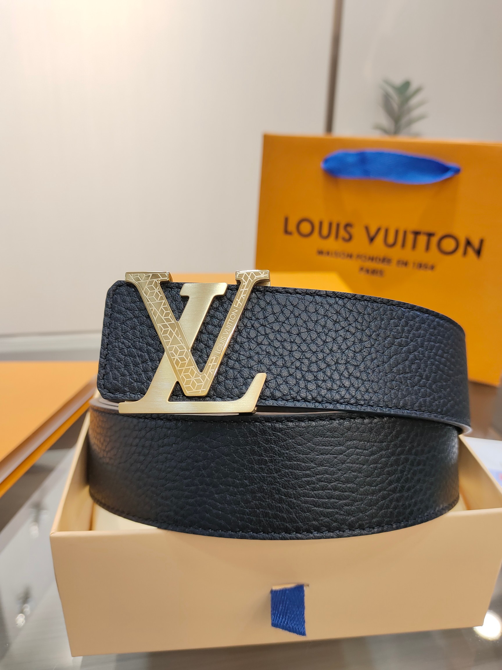  路易威登·LV
全套包装 40mm宽度 正品一体铸造五金钢扣，原厂皮料 双面原厂定制面料，！区别市场货