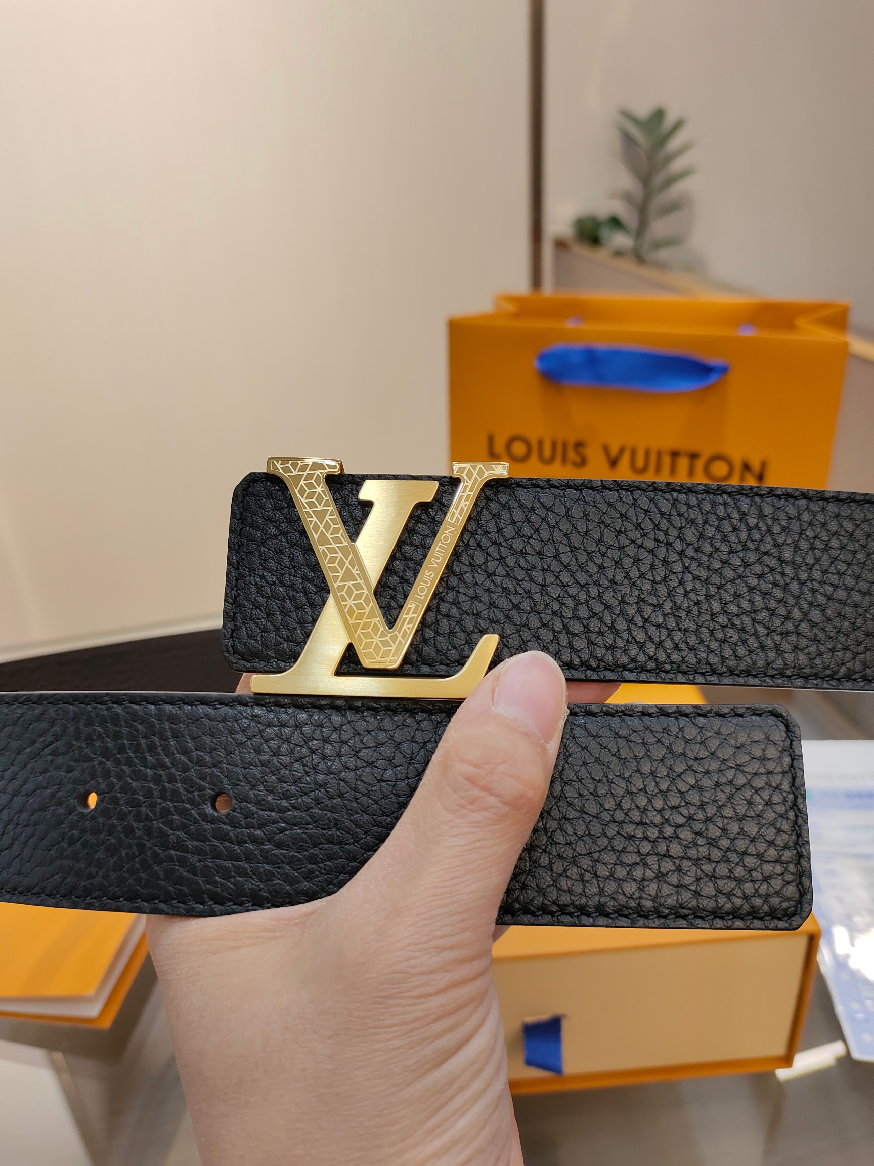  路易威登·LV
全套包装 40mm宽度 正品一体铸造五金钢扣，原厂皮料 双面原厂定制面料，！区别市场货