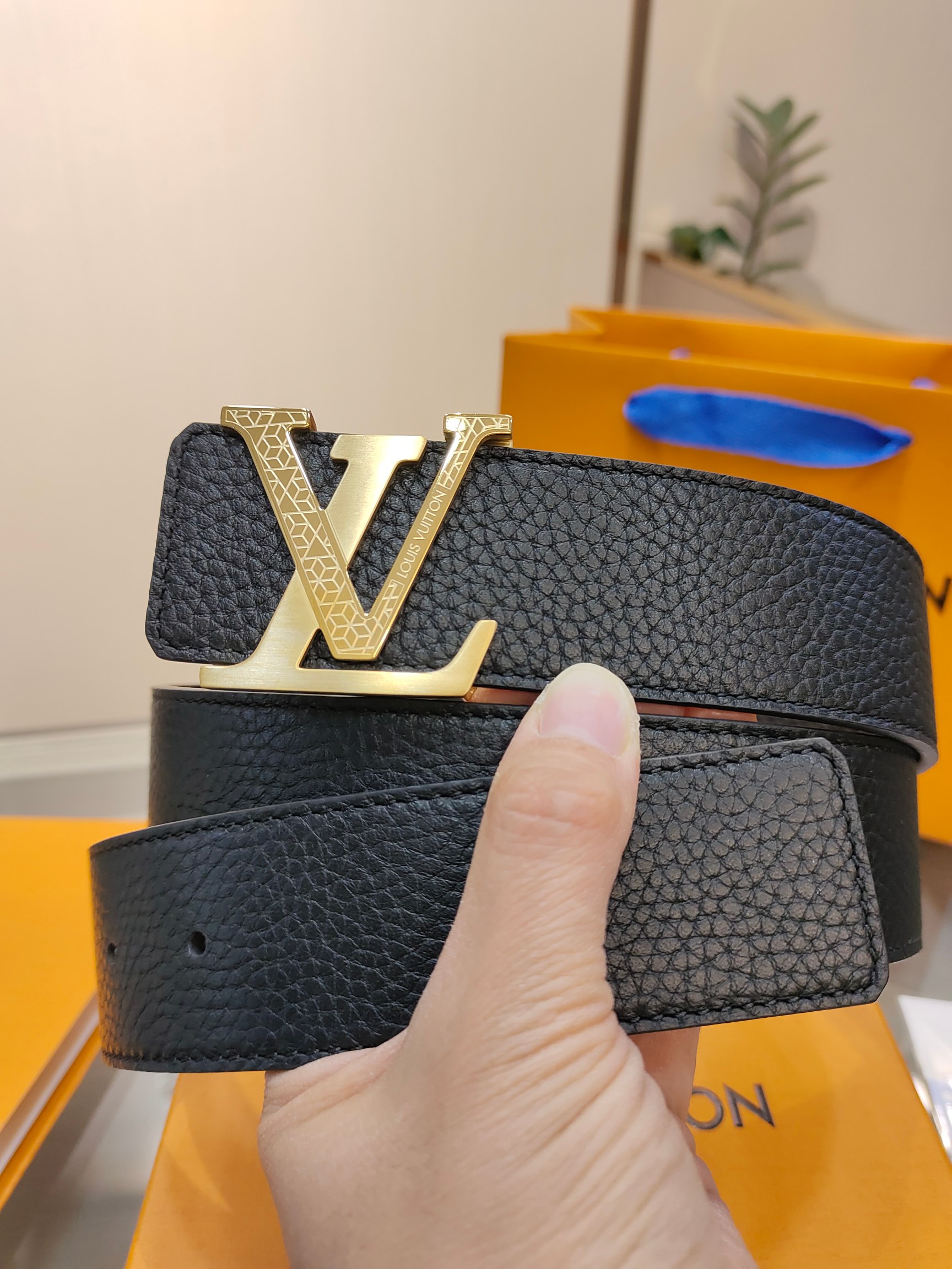  路易威登·LV
全套包装 40mm宽度 正品一体铸造五金钢扣，原厂皮料 双面原厂定制面料，！区别市场货