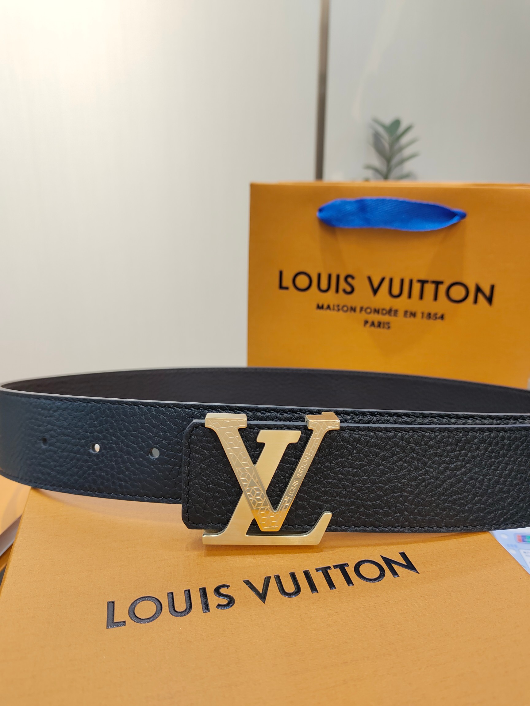  路易威登·LV
全套包装 40mm宽度 正品一体铸造五金钢扣，原厂皮料 双面原厂定制面料，！区别市场货