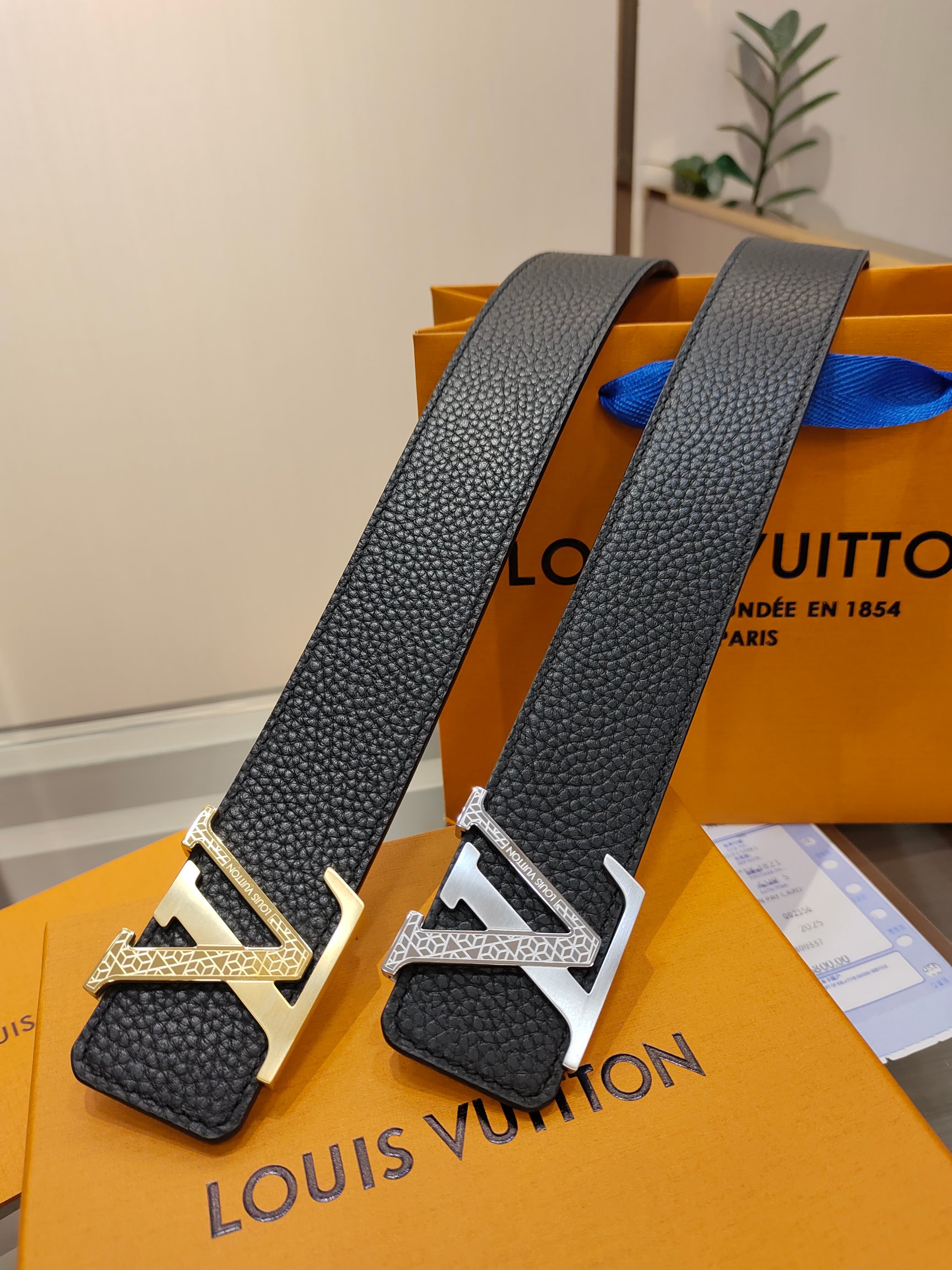  路易威登·LV
全套包装 40mm宽度 正品一体铸造五金钢扣，原厂皮料 双面原厂定制面料，！区别市场货