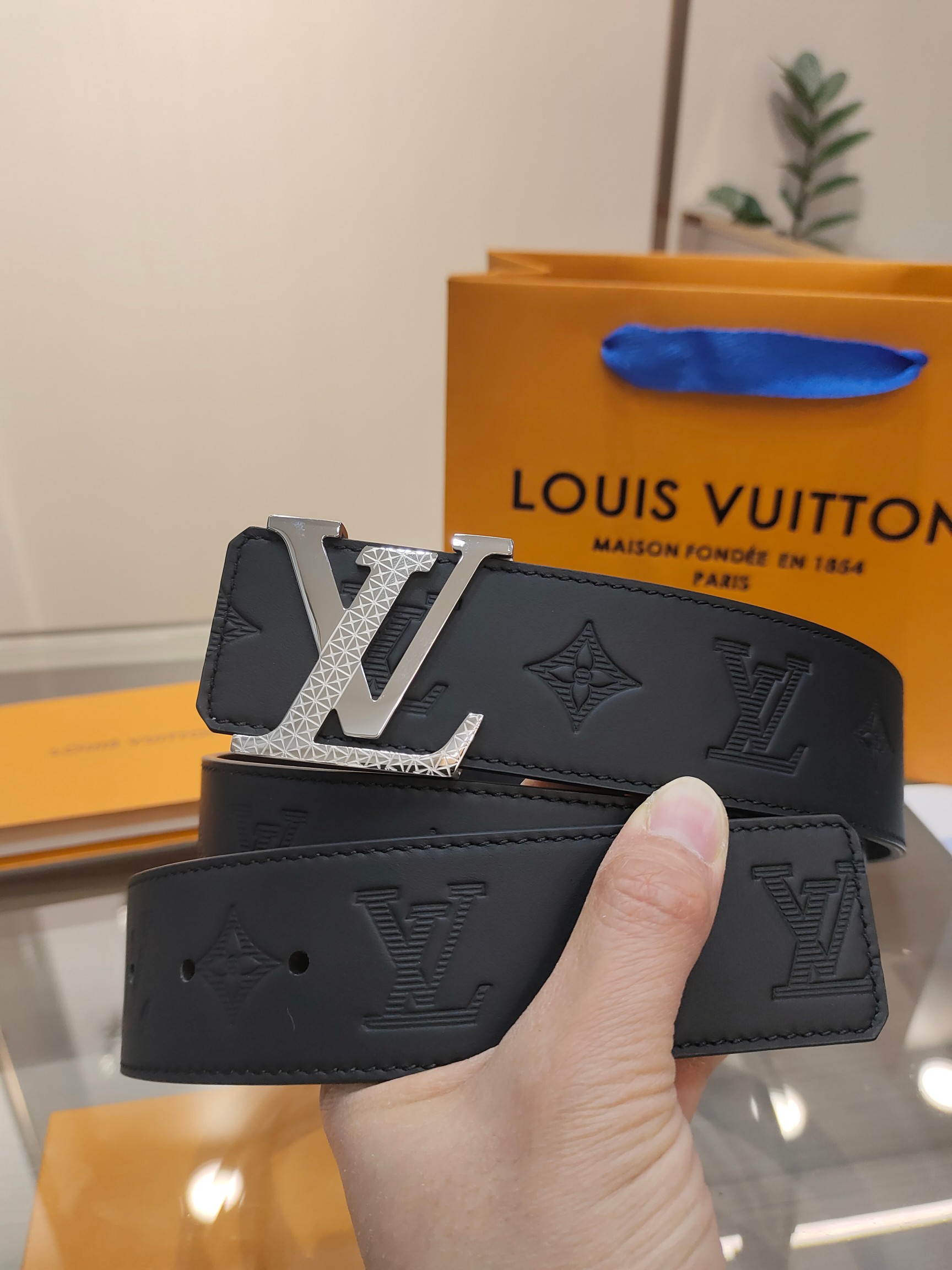  路易威登·LV
全套包装 40mm宽度 正品一体铸造五金钢扣，原厂皮料 双面原厂定制面料，！区别市场货