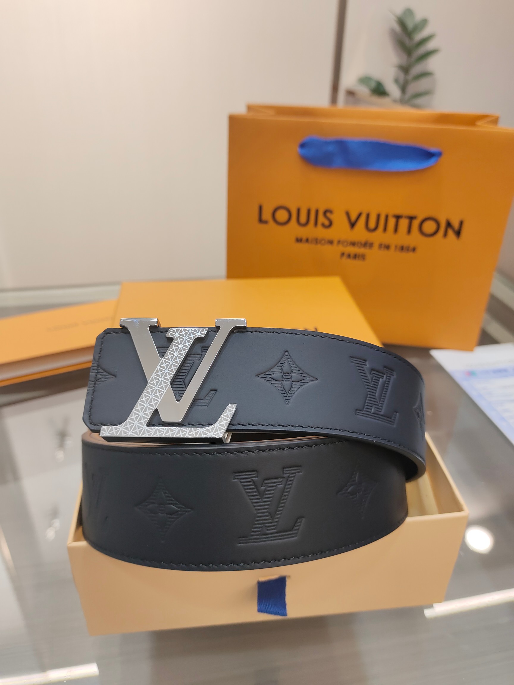  路易威登·LV
全套包装 40mm宽度 正品一体铸造五金钢扣，原厂皮料 双面原厂定制面料，！区别市场货