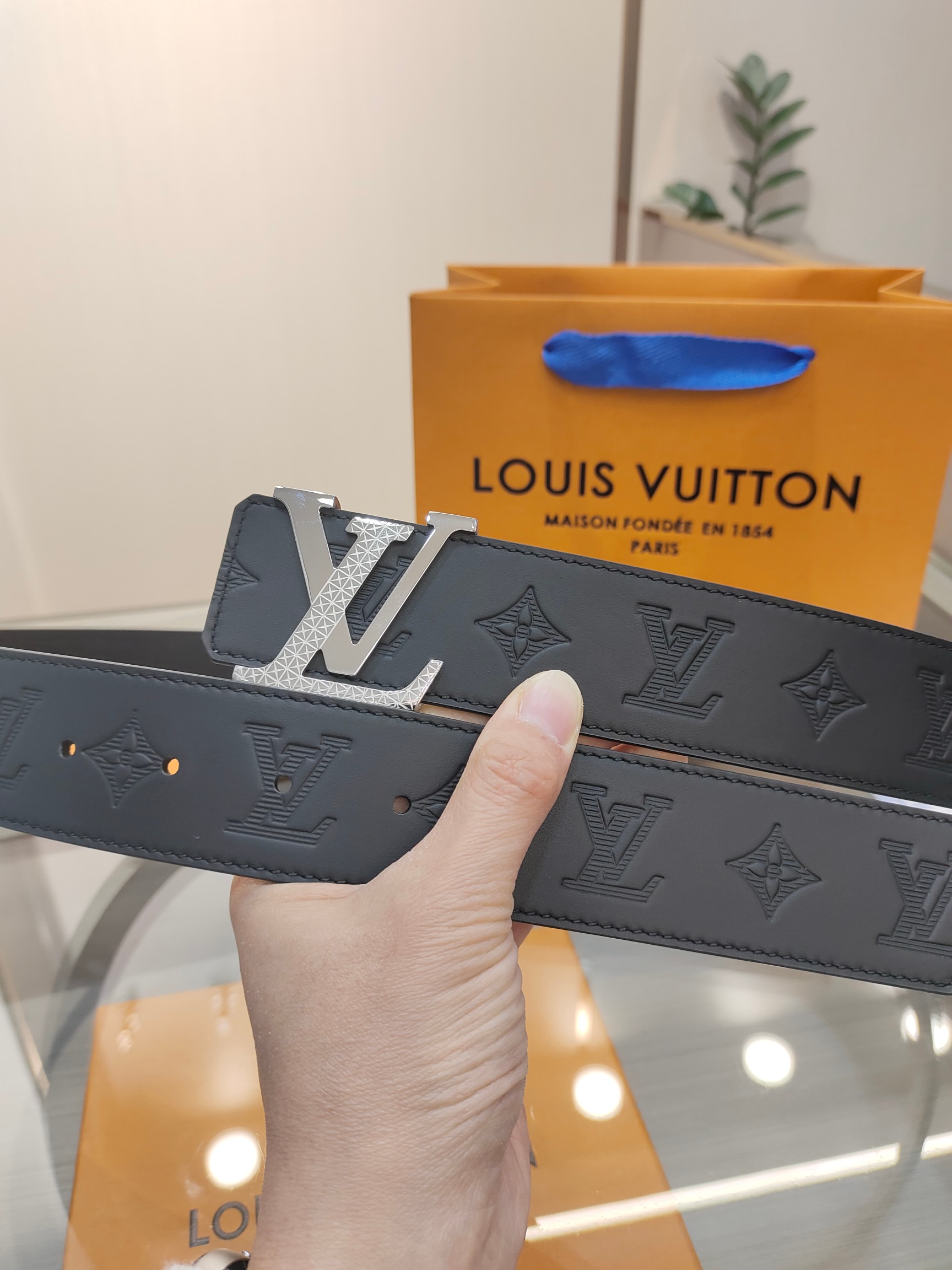  路易威登·LV
全套包装 40mm宽度 正品一体铸造五金钢扣，原厂皮料 双面原厂定制面料，！区别市场货