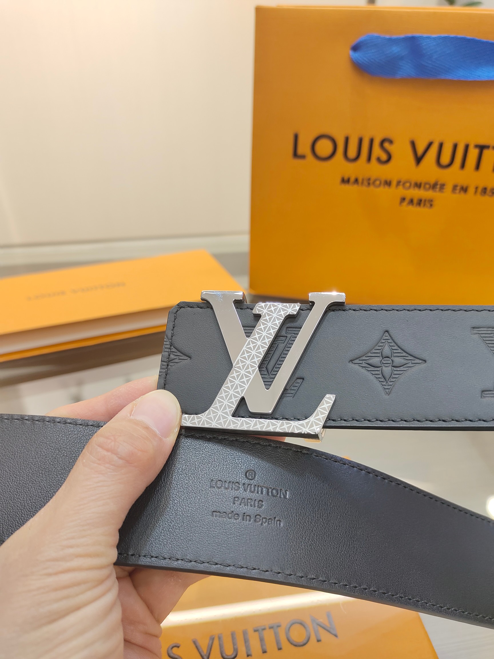 路易威登·LV
全套包装 40mm宽度 正品一体铸造五金钢扣，原厂皮料 双面原厂定制面料，！区别市场货