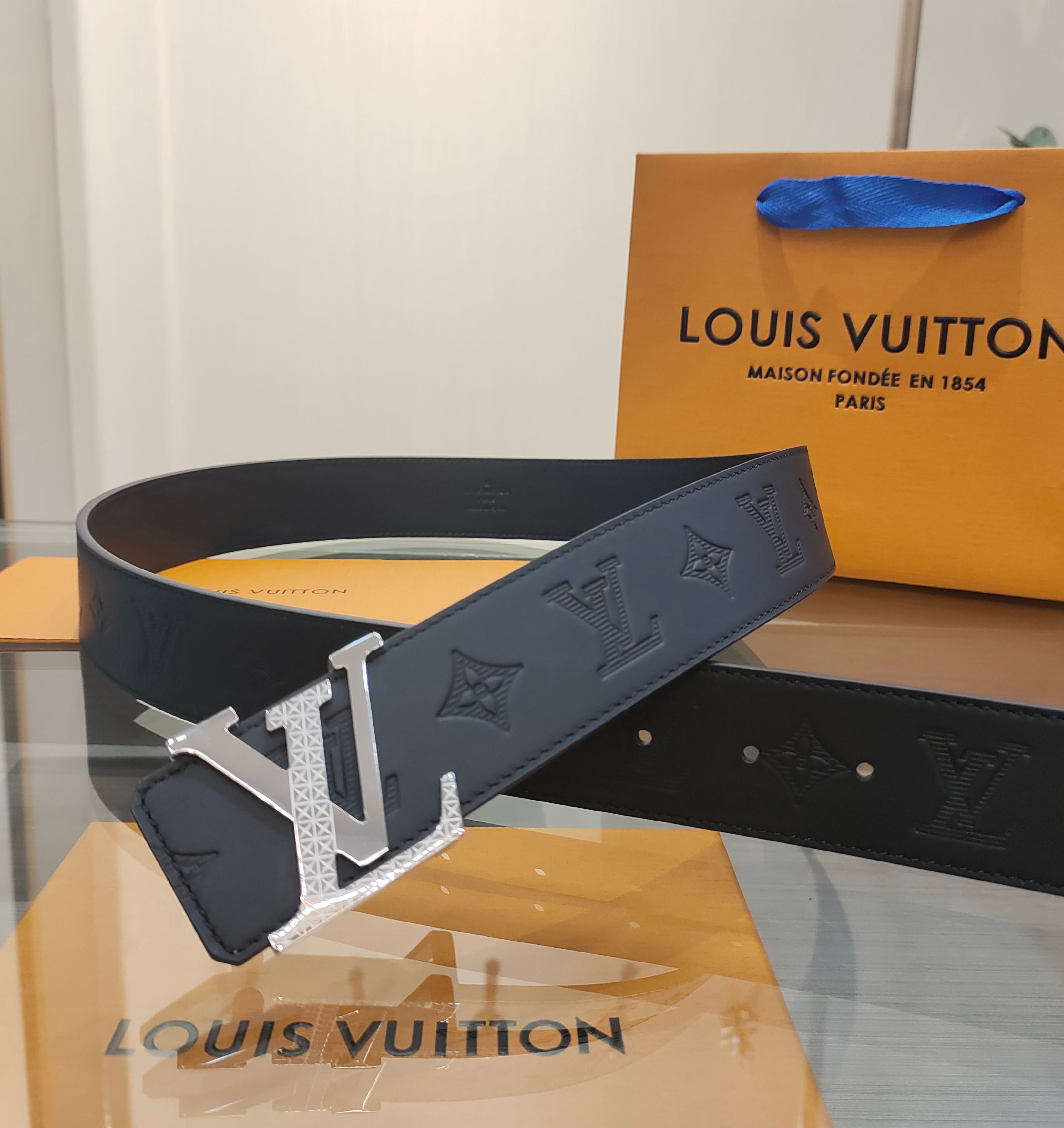  路易威登·LV
全套包装 40mm宽度 正品一体铸造五金钢扣，原厂皮料 双面原厂定制面料，！区别市场货