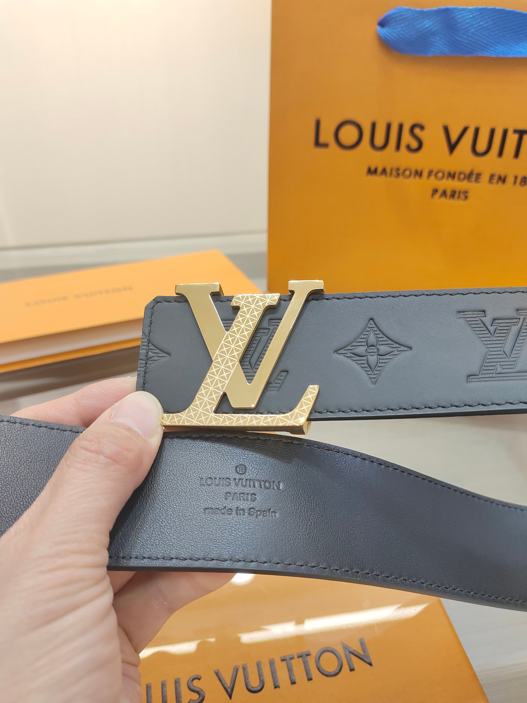  路易威登·LV
全套包装 40mm宽度 正品一体铸造五金钢扣，原厂皮料 双面原厂定制面料，！区别市场货