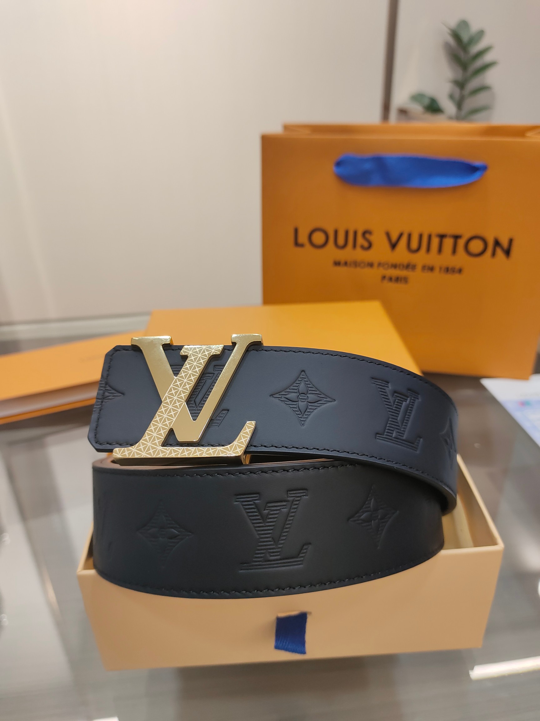  路易威登·LV
全套包装 40mm宽度 正品一体铸造五金钢扣，原厂皮料 双面原厂定制面料，！区别市场货